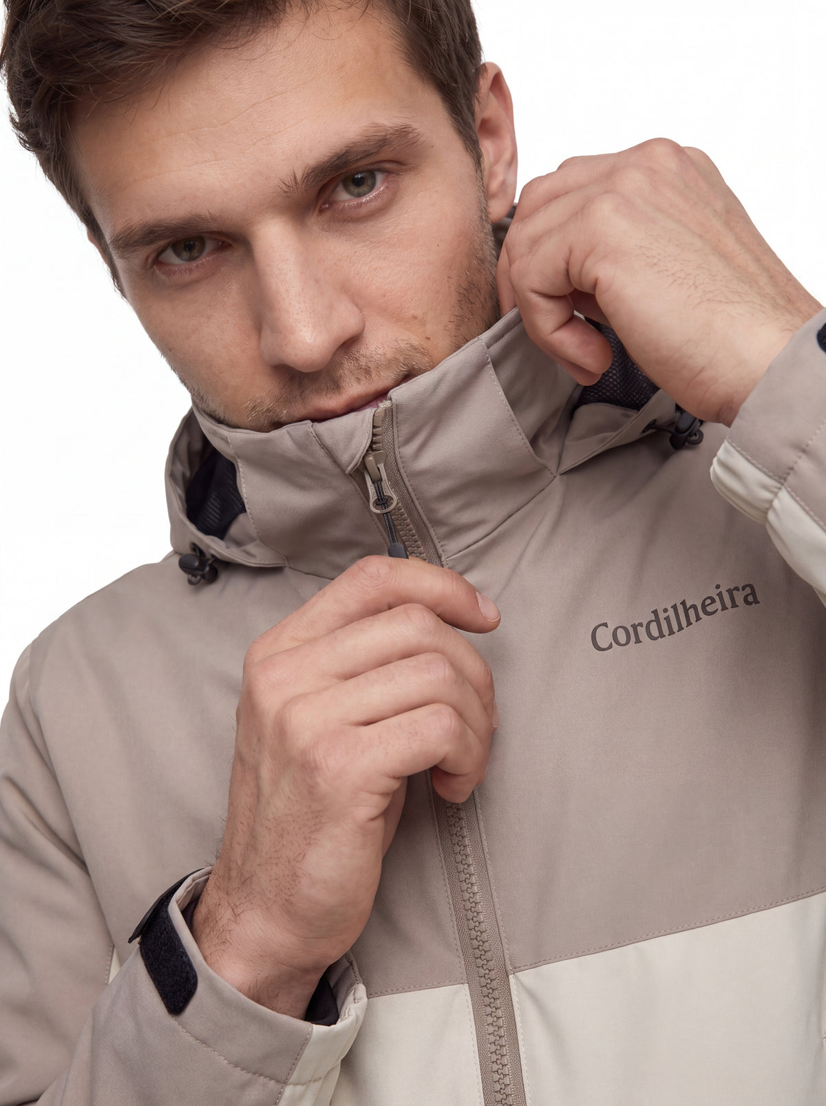 Modelo interagindo com a gola da Jaqueta Cordilheira Strategy Masculina Impermeável, Roupa da Marca Cordilheira com Boa qualidade, resistência e proteção Confiável para outdoor.