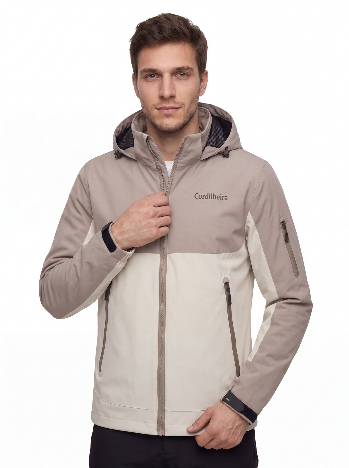 Jaqueta Cordilheira Strategy Masculina Impermeável com logo em destaque, Roupa da Marca Cordilheira com Boa qualidade, resistência e acabamento Confiável para trilhas e uso outdoor.