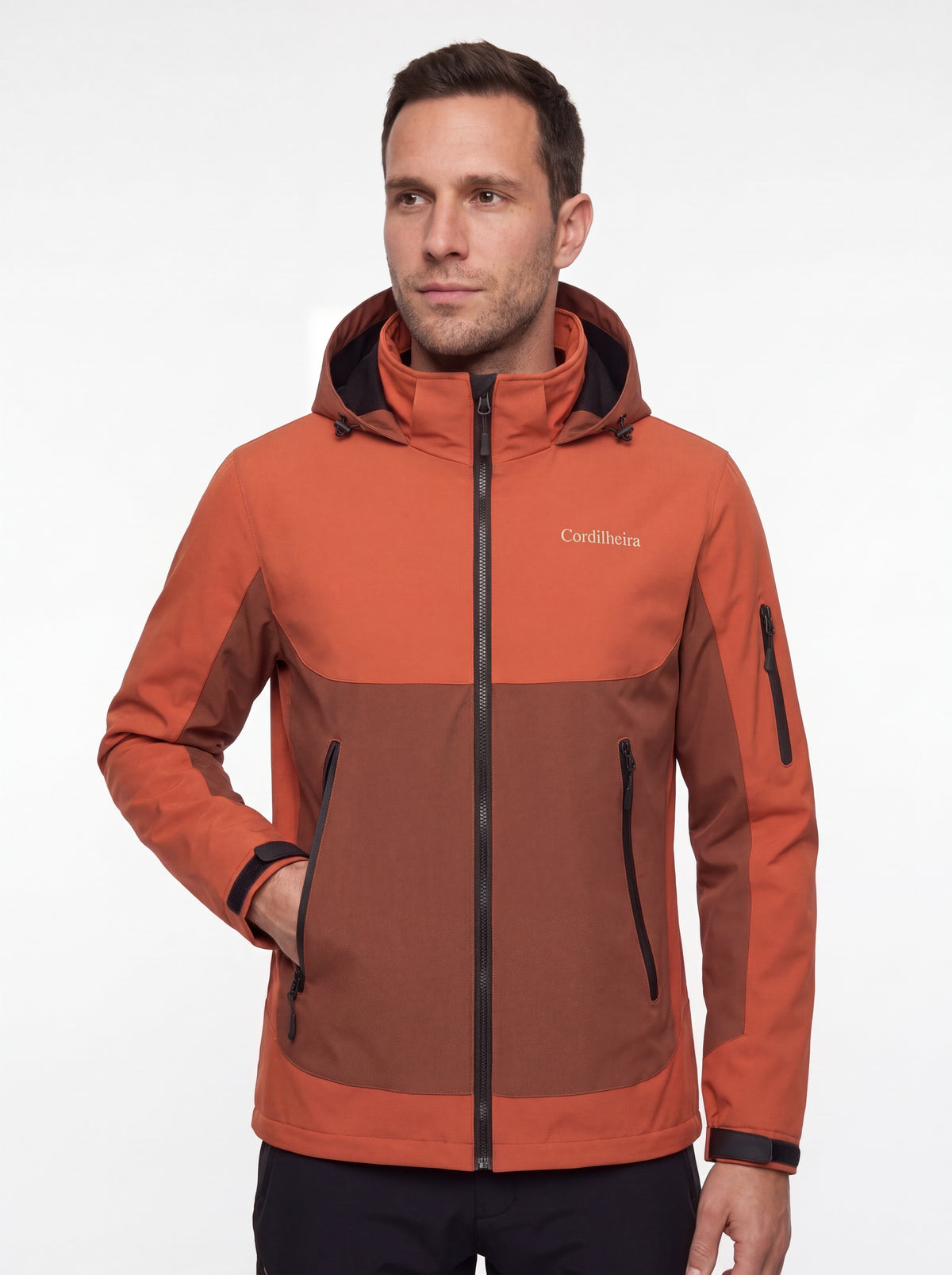 Detalhe do logo no peito da Jaqueta Cordilheira Strategy Masculina Impermeável, Roupa da Marca Cordilheira com Boa qualidade, resistência e acabamento Confiável para uso outdoor.