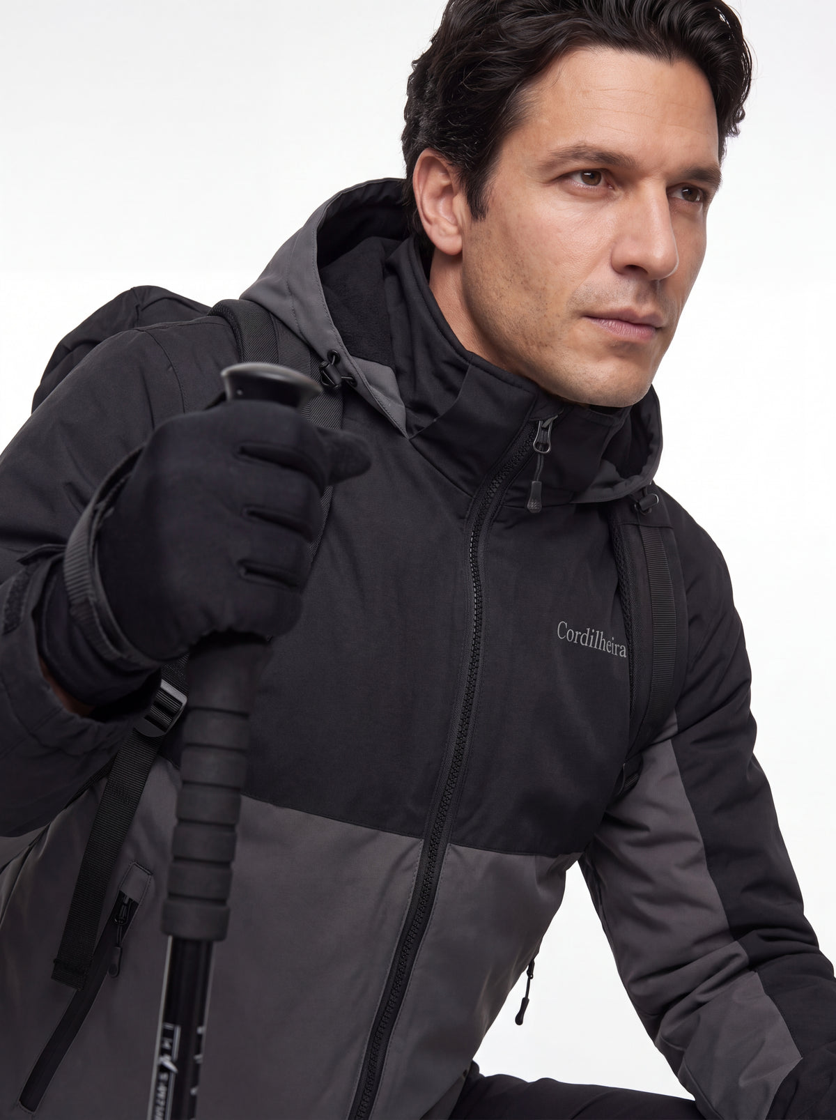 Pessoa usando Jaqueta Cordilheira Strategy Masculina Impermeável em proposta trail, Roupa da Marca Cordilheira com Boa resistência e proteção Confiável para atividades ao ar livre.