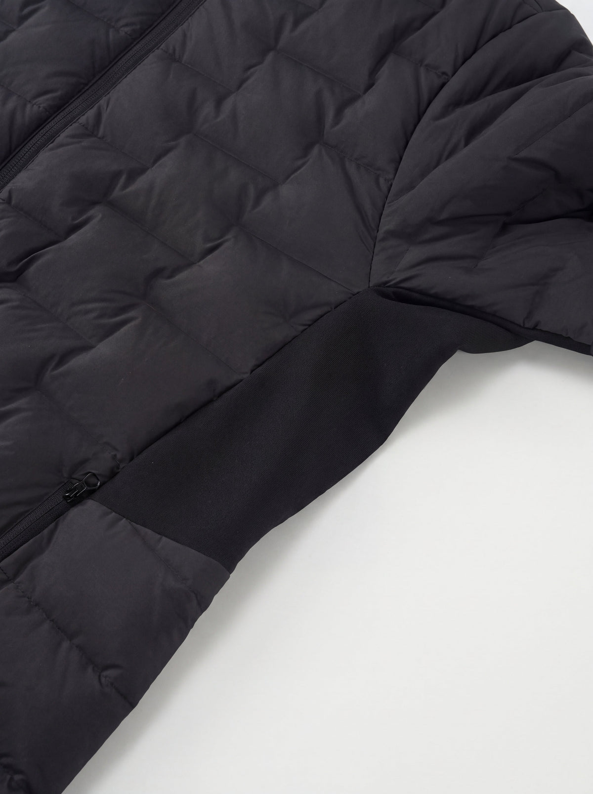 Jaqueta Puffer Cordilheira On The City Feminina em foto de estúdio com fundo branco, Roupa da Marca Cordilheira com Boa qualidade, resistência e visual Confiável para uso urbano e rotina.