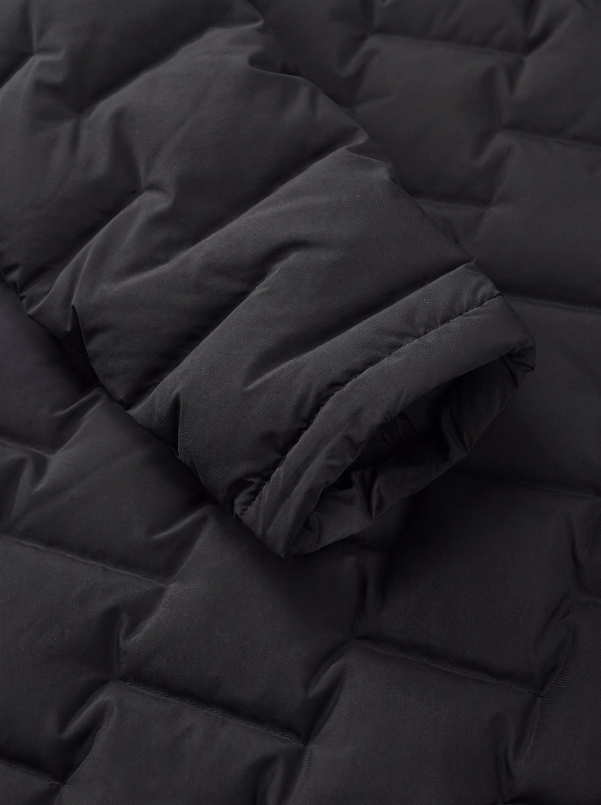 Modelo usando Jaqueta Puffer Cordilheira On The City Feminina em ensaio casual, Roupa da Marca Cordilheira com Boa qualidade, conforto e versatilidade Confiável para o dia a dia.