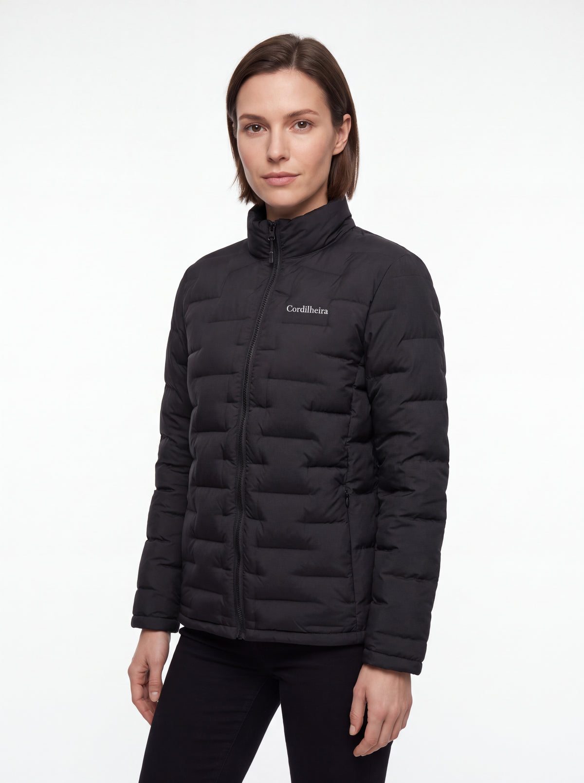 Vista frontal da Jaqueta Puffer Cordilheira On The City Feminina em uso, Roupa da Marca Cordilheira com Boa qualidade, conforto e acabamento Confiável para o dia a dia.