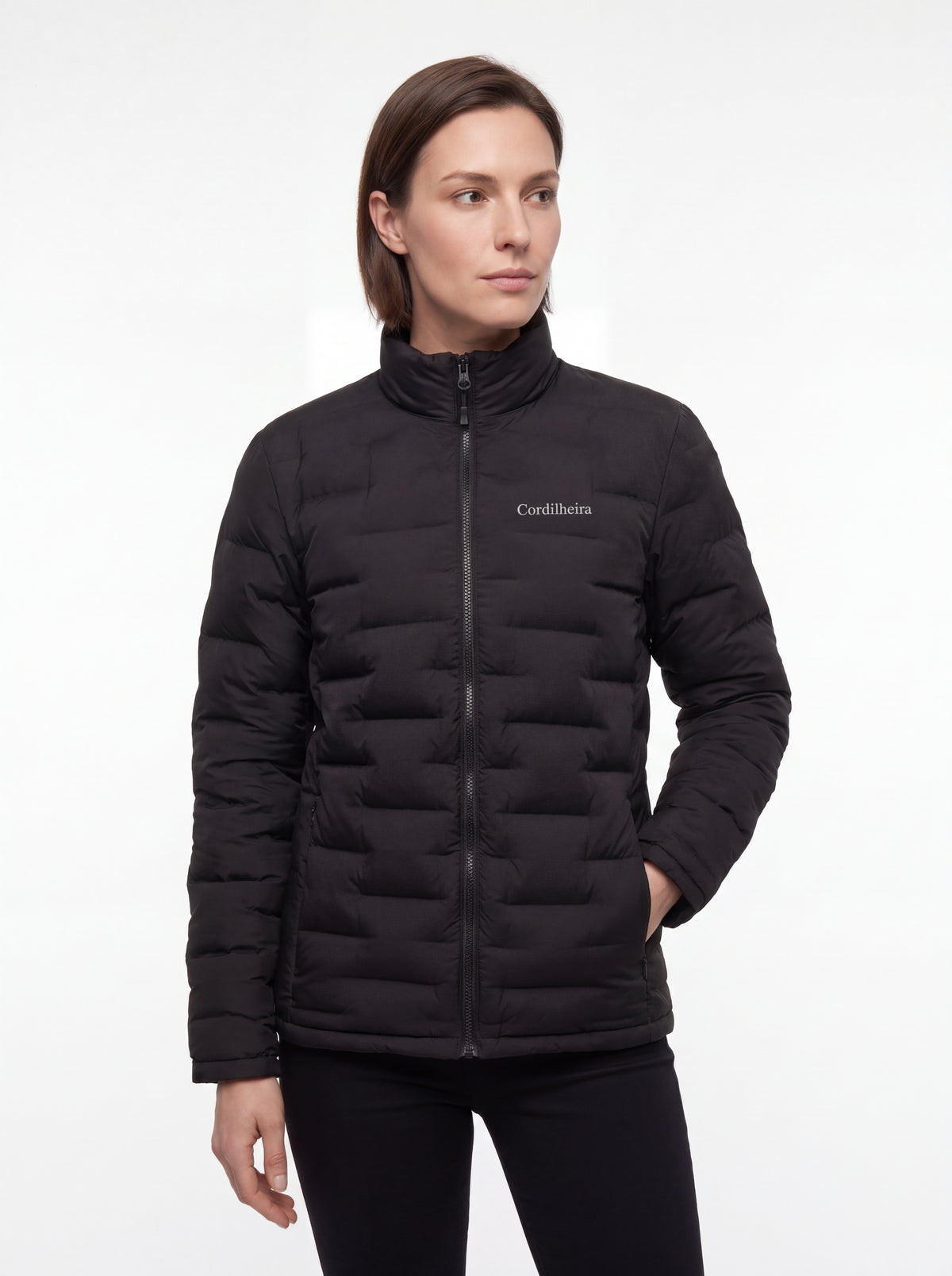 Modelo com Jaqueta Puffer Cordilheira On The City Feminina fechada, Roupa da Marca Cordilheira com Boa qualidade, resistência e visual Confiável para dias frios e rotina urbana.