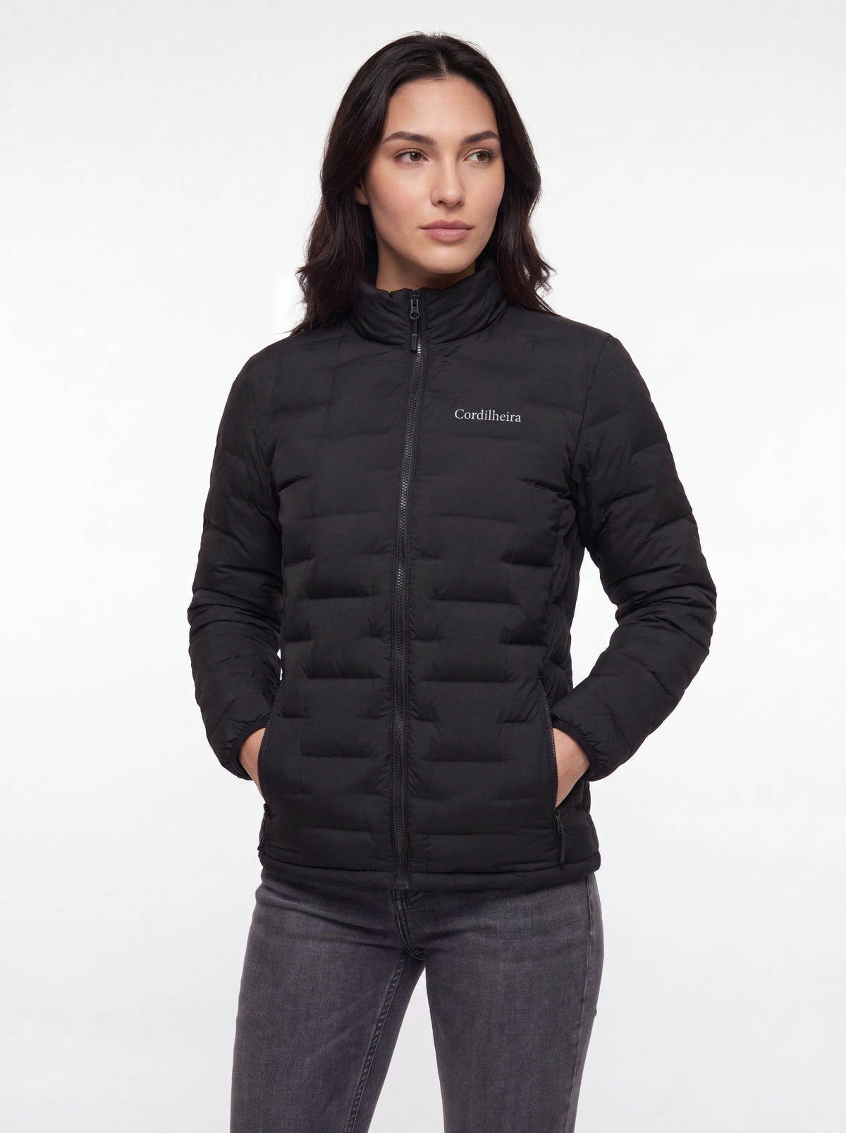 Modelo usando Jaqueta Puffer Cordilheira On The City Feminina totalmente fechada, Roupa da Marca Cordilheira com Boa qualidade, conforto térmico e versatilidade Confiável para uso urbano.