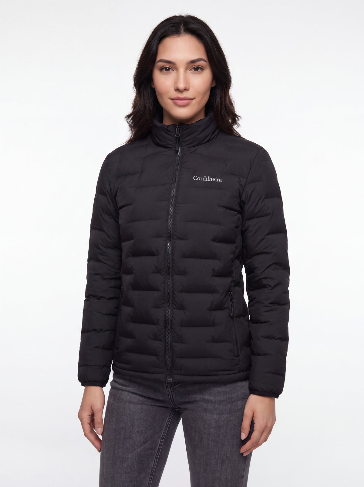 Modelo usando Jaqueta Puffer Cordilheira On The City Feminina, Roupa da Marca Cordilheira com Boa qualidade, resistência e estilo Confiável para trabalho, viagens e rotina urbana.