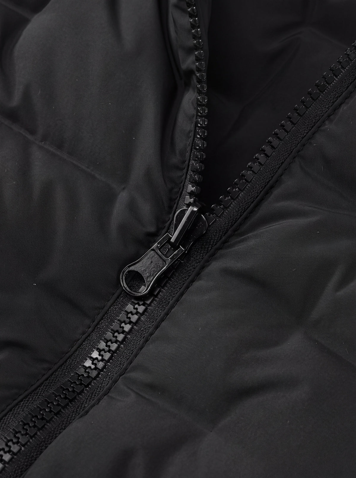 Jaqueta Puffer Cordilheira On The City Feminina em fundo branco destacando acabamento, Roupa da Marca Cordilheira com Boa qualidade, construção Confiável e proposta prática para dias frios.