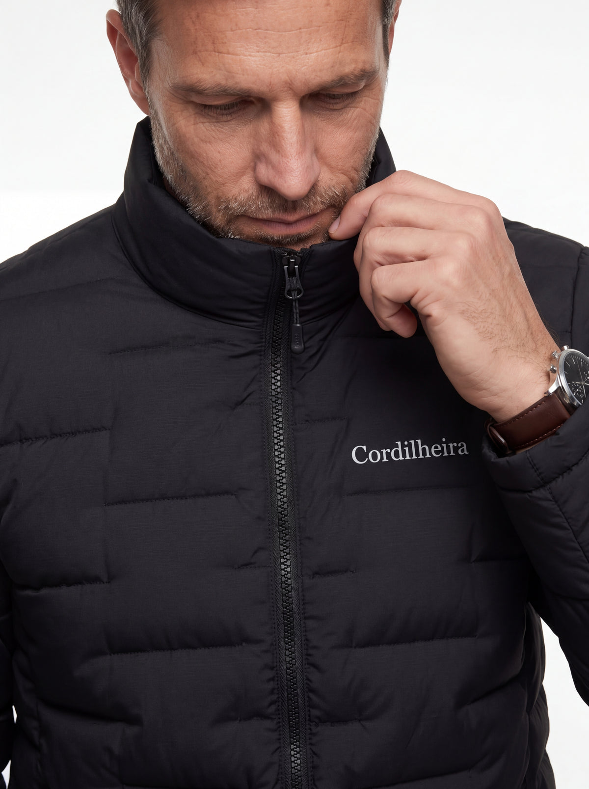 Modelo interagindo com a gola da Jaqueta Puffer Cordilheira On The City Masculina, Roupa da Marca Cordilheira com Boa resistência, acabamento e conforto Confiável para o dia a dia.