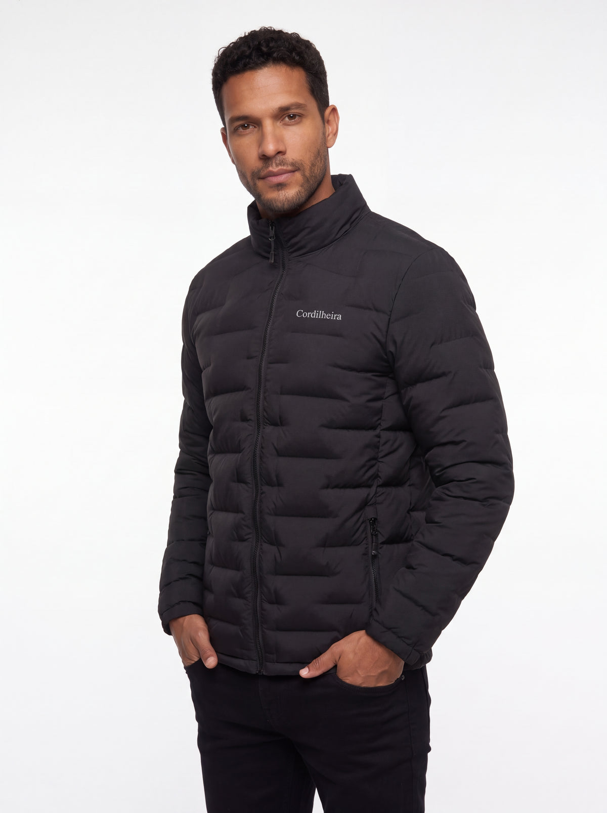 Jaqueta Puffer Cordilheira On The City Masculina com logotipo em destaque, Roupa da Marca Cordilheira com Boa qualidade, acabamento e versatilidade Confiável para o dia a dia.