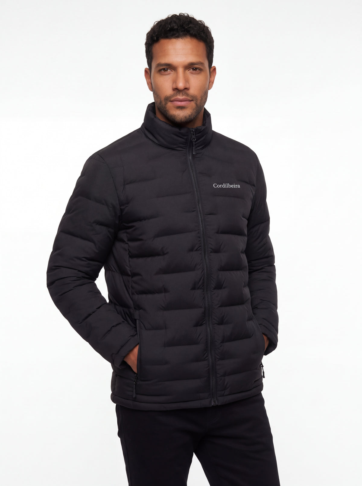 Modelo usando Jaqueta Puffer Cordilheira On The City Masculina em fundo branco, com logotipo em destaque, Roupa da Marca Cordilheira com Boa qualidade e acabamento Confiável para o dia a dia.