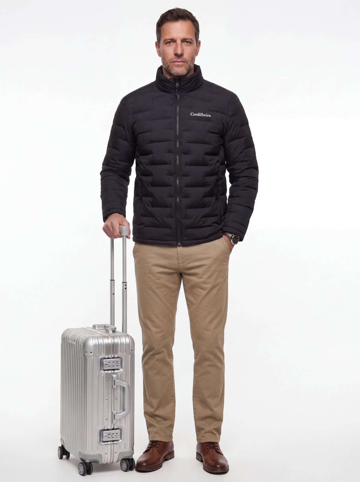 Modelo segurando mala de viagem com Jaqueta Puffer Cordilheira On The City Masculina, Roupa da Marca Cordilheira com Boa resistência, conforto e versatilidade Confiável para viagens e dias frios.