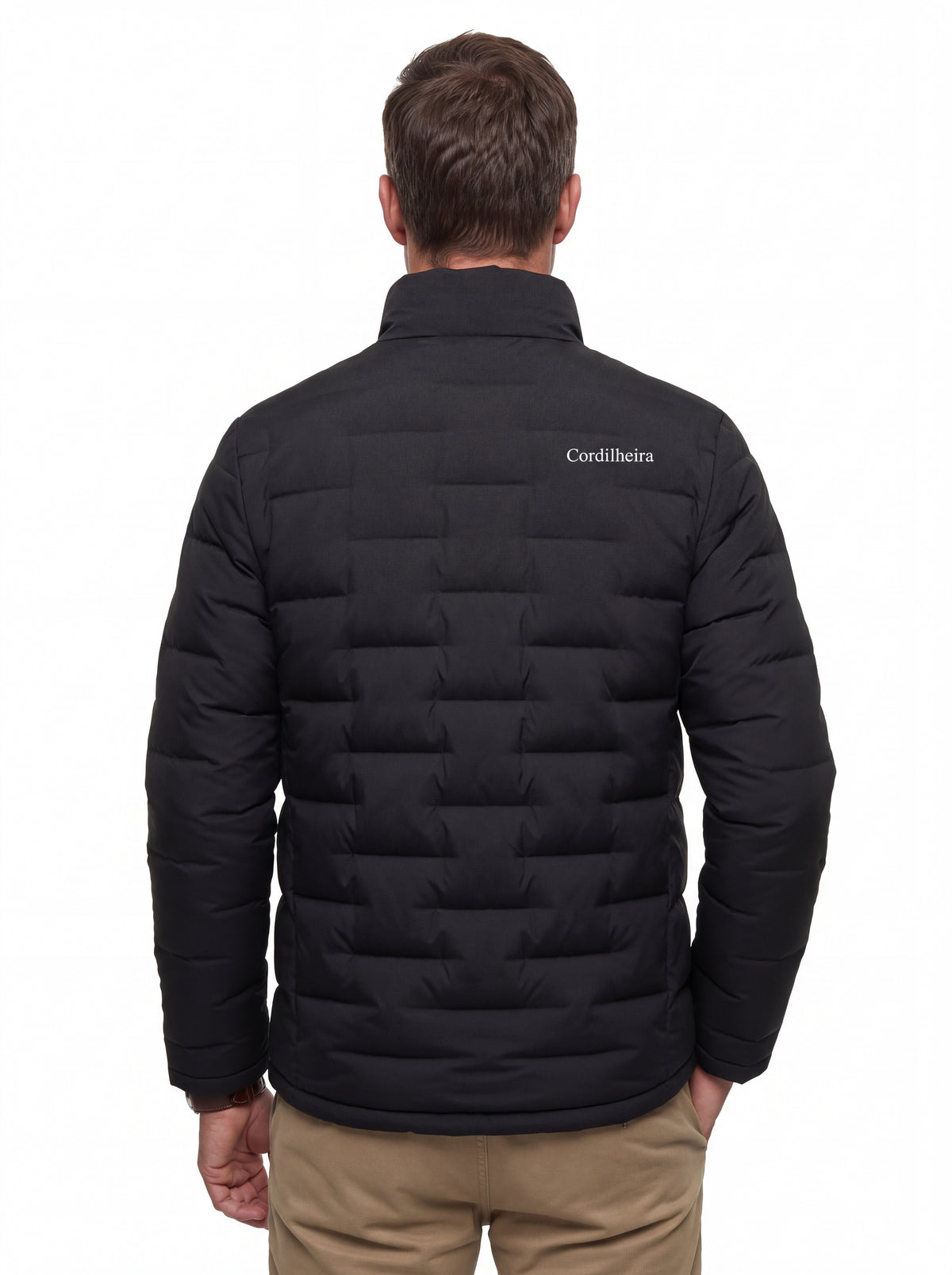 Modelo de costas usando Jaqueta Puffer Cordilheira On The City Masculina, Roupa da Marca Cordilheira com Boa qualidade, caimento e acabamento Confiável para a rotina urbana.