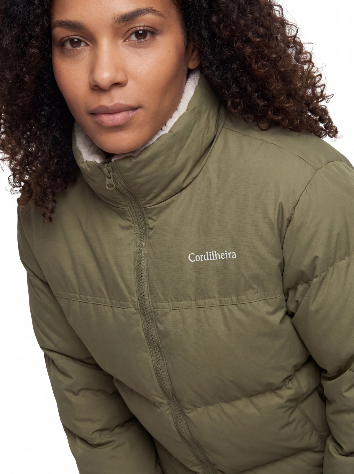 Close-up da gola e detalhes da Jaqueta Puffer FrostLayer Dupla Face da Marca Cordilheira, Roupa com Boa qualidade e acabamento Confiável.