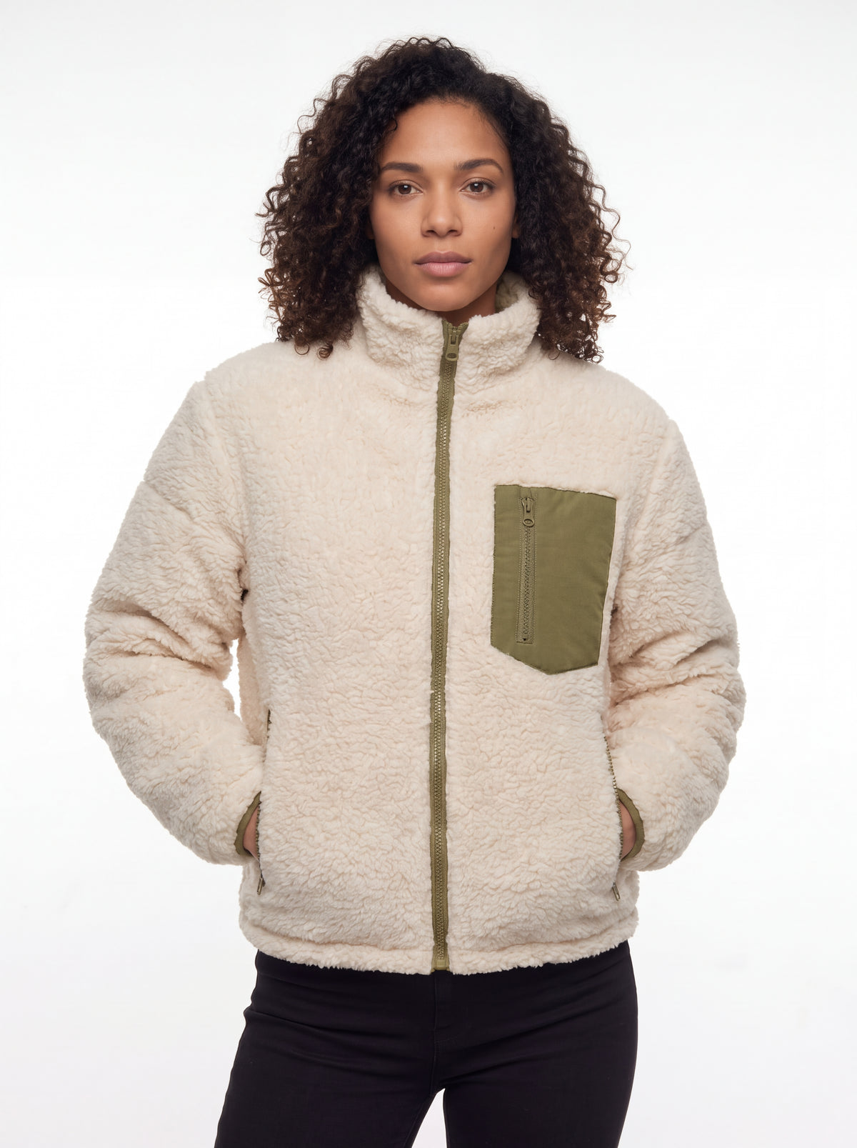 Pessoa usando Jaqueta Puffer FrostLayer Dupla Face da Marca Cordilheira, Roupa de Boa qualidade, resistência e proteção Confiável para frio e inverno.