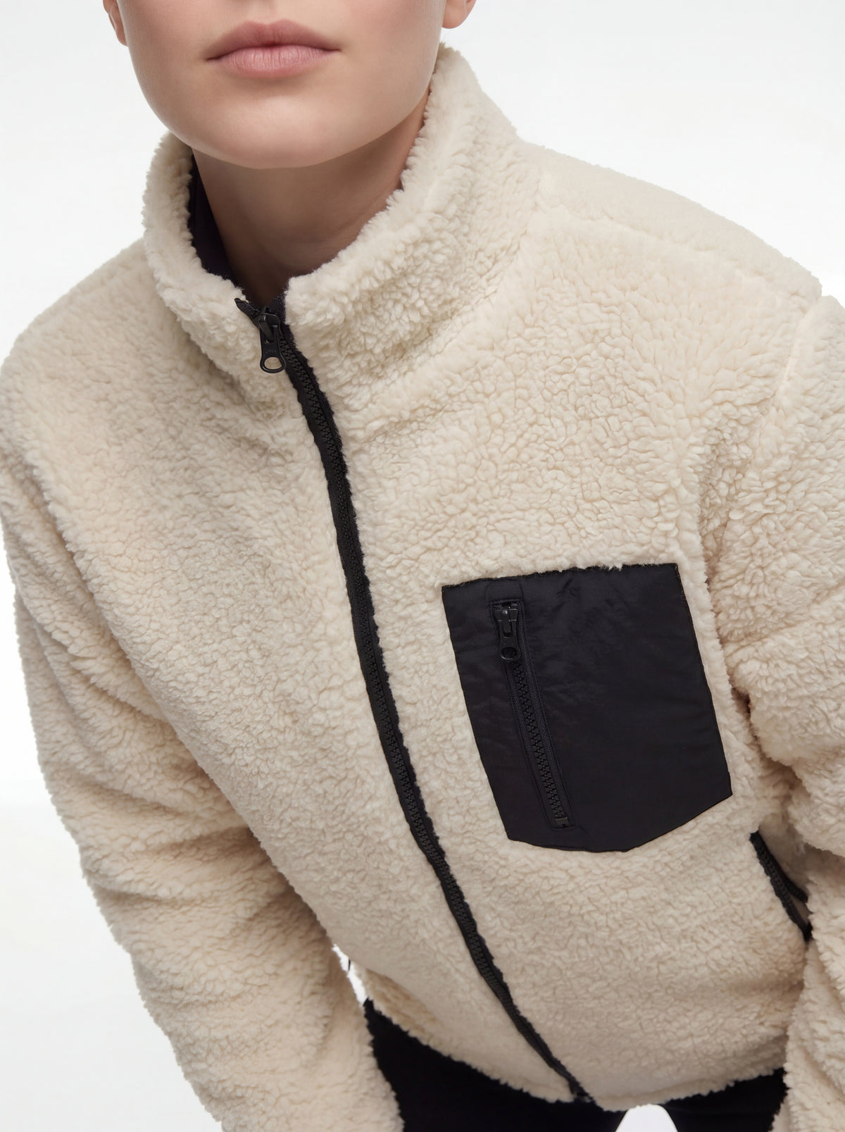 Modelo destacando a gola da Jaqueta Puffer FrostLayer Dupla Face Feminina, Roupa da Marca Cordilheira com Boa proteção e conforto Confiável.