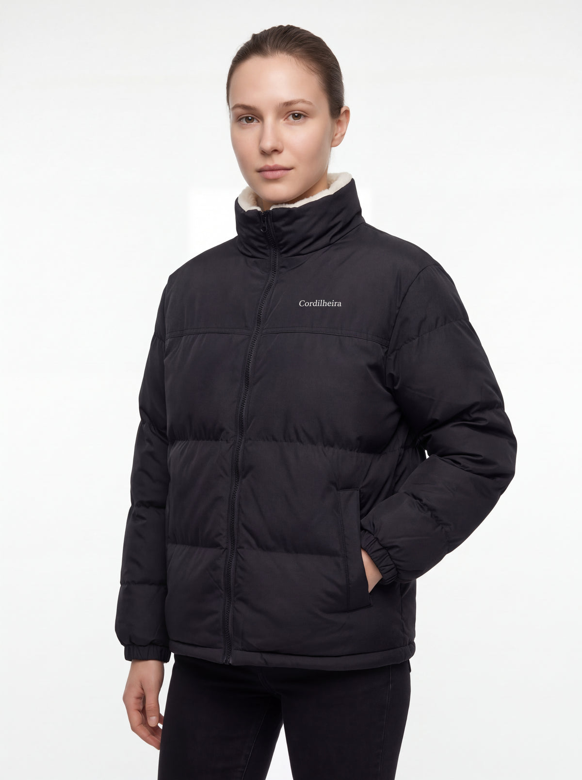 Foto de estúdio da Jaqueta Puffer FrostLayer Dupla Face Feminina fechada, Roupa da Marca Cordilheira com Boa qualidade e uso Confiável.