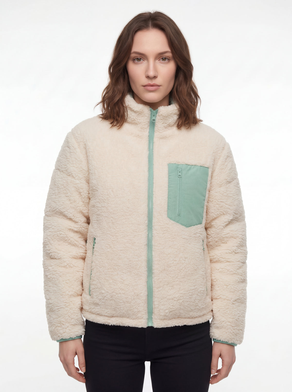 Modelo com Jaqueta Puffer FrostLayer Dupla Face Feminina fechada, Roupa da Marca Cordilheira com Boa resistência e proteção Confiável para frio e viagem.
