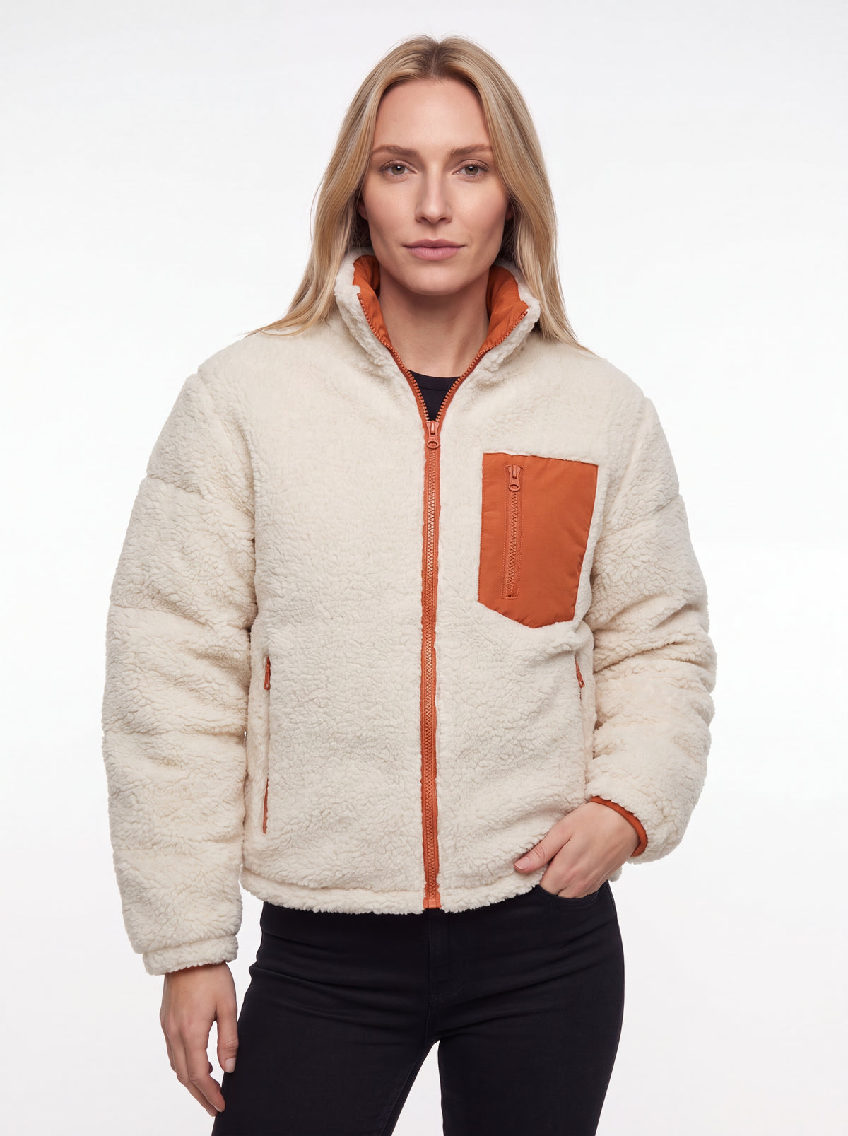 Modelo usando a Jaqueta Puffer FrostLayer Dupla Face Feminina no lado invertido, Roupa da Marca Cordilheira com Boa versatilidade e uso Confiável.