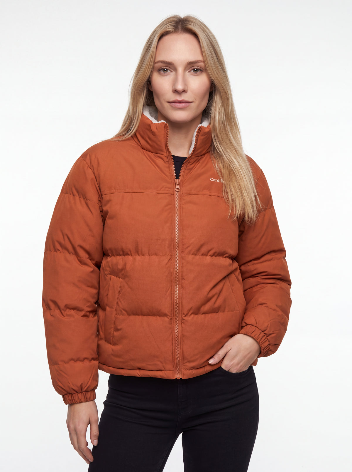 Modelo usando Jaqueta Puffer FrostLayer Dupla Face Feminina com logo visível, Roupa da Marca Cordilheira com Boa resistência e proteção Confiável.