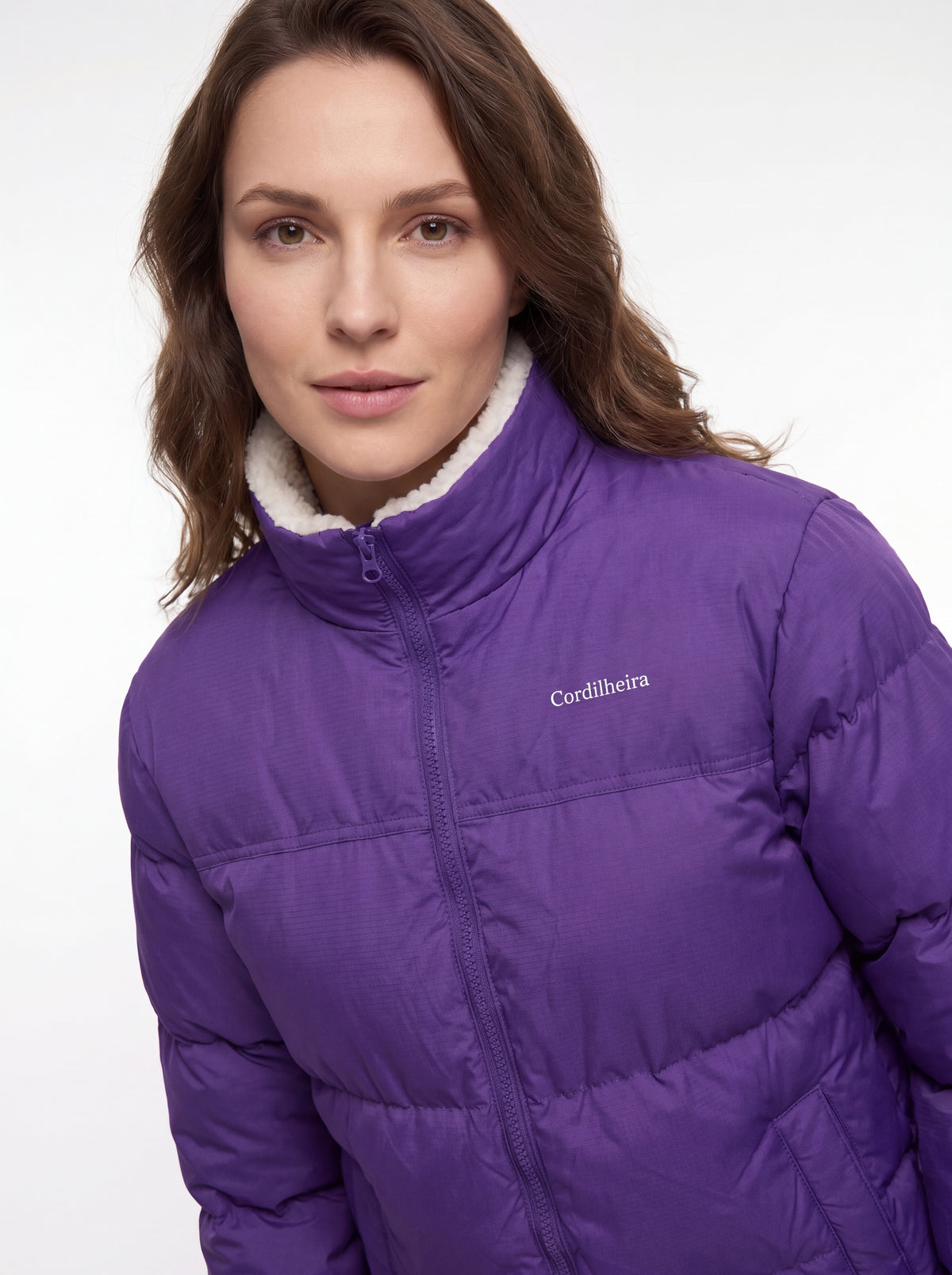 Modelo usando Jaqueta Puffer FrostLayer Dupla Face Feminina com logo em destaque, Roupa da Marca Cordilheira com Boa qualidade e proteção Confiável.