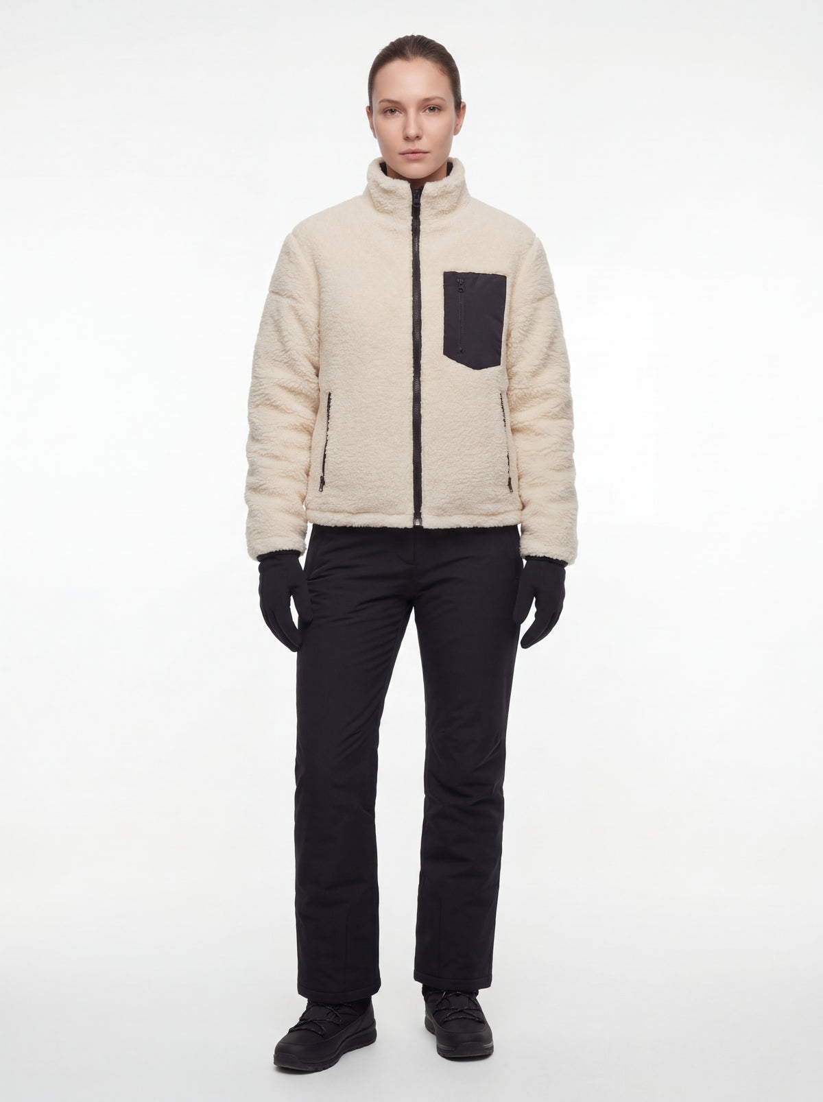 Mulher usando Jaqueta Puffer FrostLayer Dupla Face Feminina em look de inverno, Roupa da Marca Cordilheira com Boa qualidade e proteção Confiável.