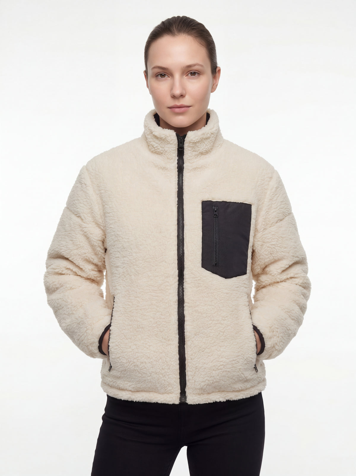 Mulher usando Jaqueta Puffer FrostLayer Dupla Face Feminina, Roupa da Marca Cordilheira com Boa proteção, conforto Confiável e estilo para frio.