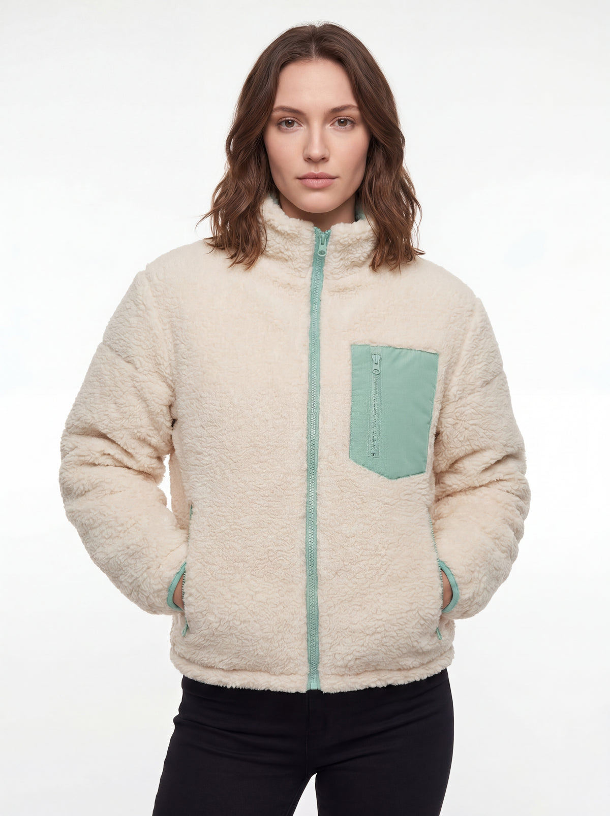 Mulher usando Jaqueta Puffer FrostLayer Dupla Face Feminina, Roupa da Marca Cordilheira com Boa proteção e conforto Confiável para inverno e clima frio.