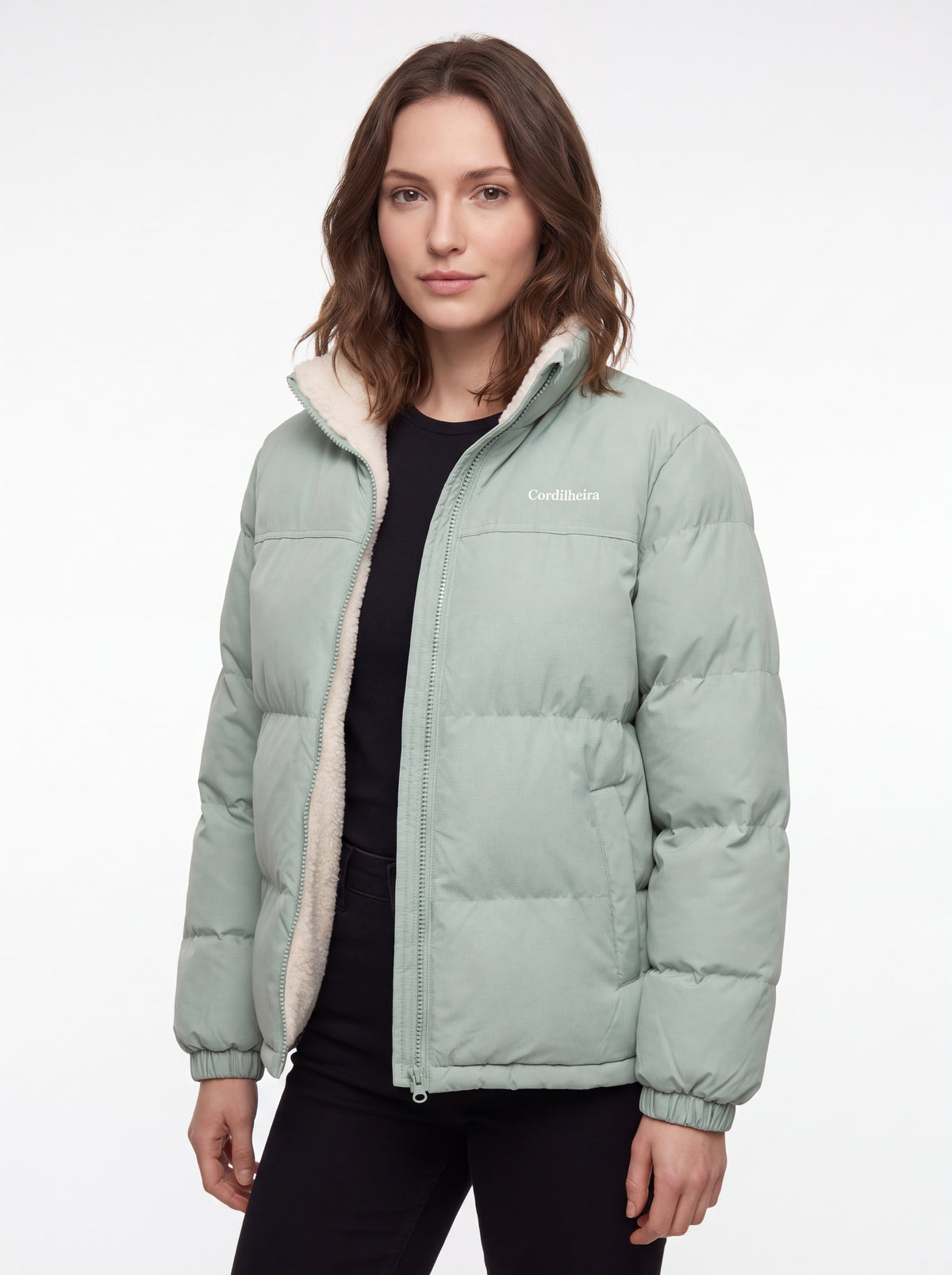 Modelo usando Jaqueta Puffer FrostLayer Dupla Face Feminina, Roupa da Marca Cordilheira com Boa proteção térmica e desempenho Confiável para clima frio.