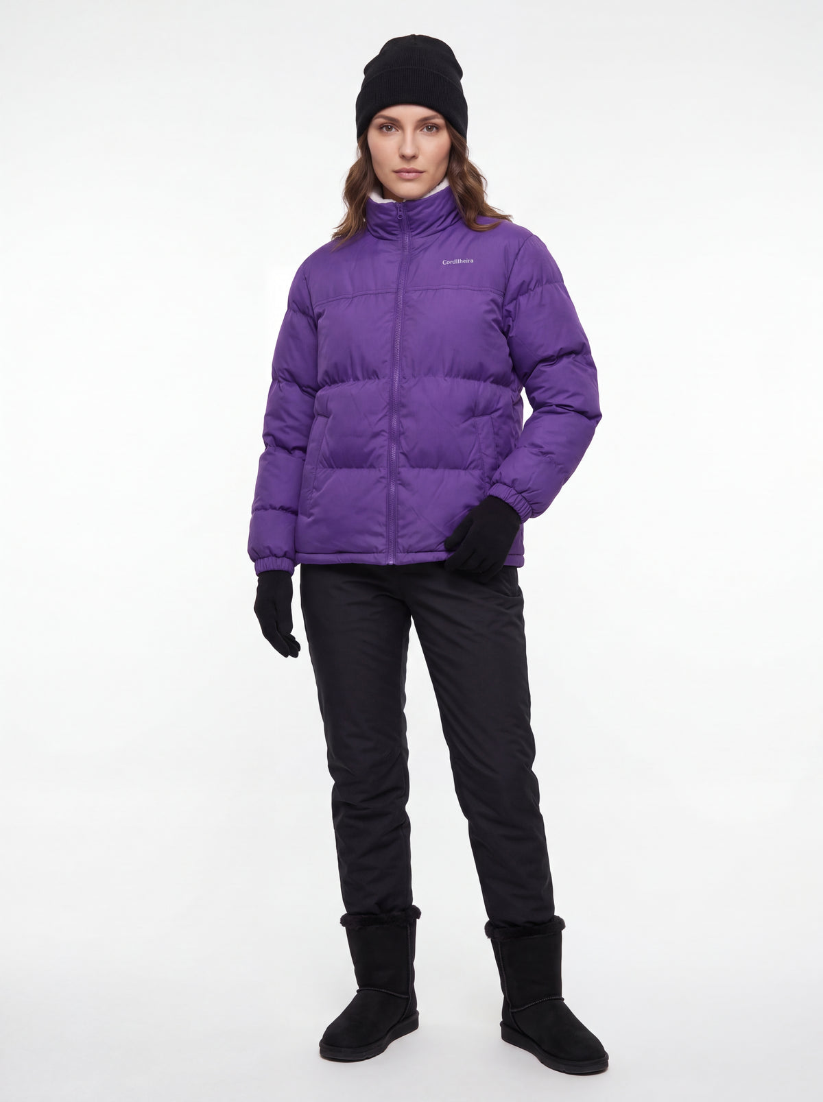 Modelo vestindo Jaqueta Puffer FrostLayer Dupla Face Feminina preta fechada, Roupa da Marca Cordilheira com Boa proteção e acabamento Confiável.