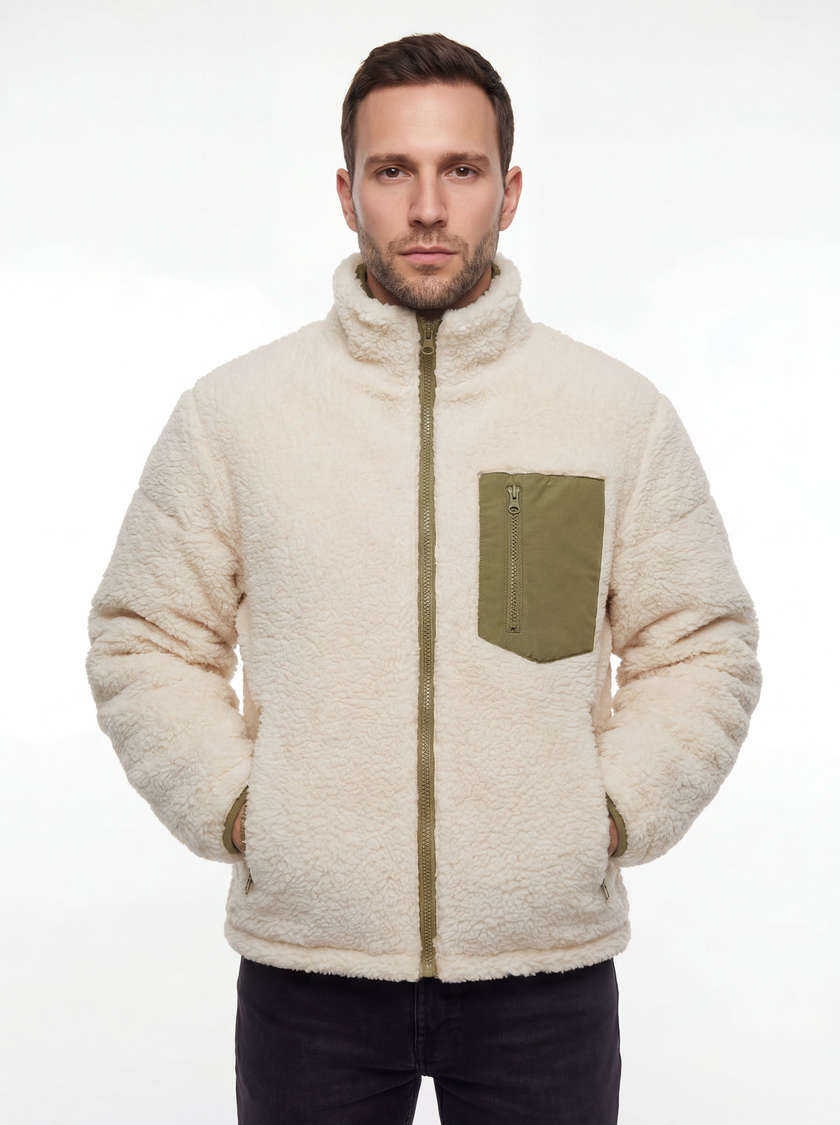 Jaqueta Puffer FrostLayer Dupla Face Masculina aplicada em modelo, Roupa da Marca Cordilheira com Boa qualidade e proteção Confiável para frio.
