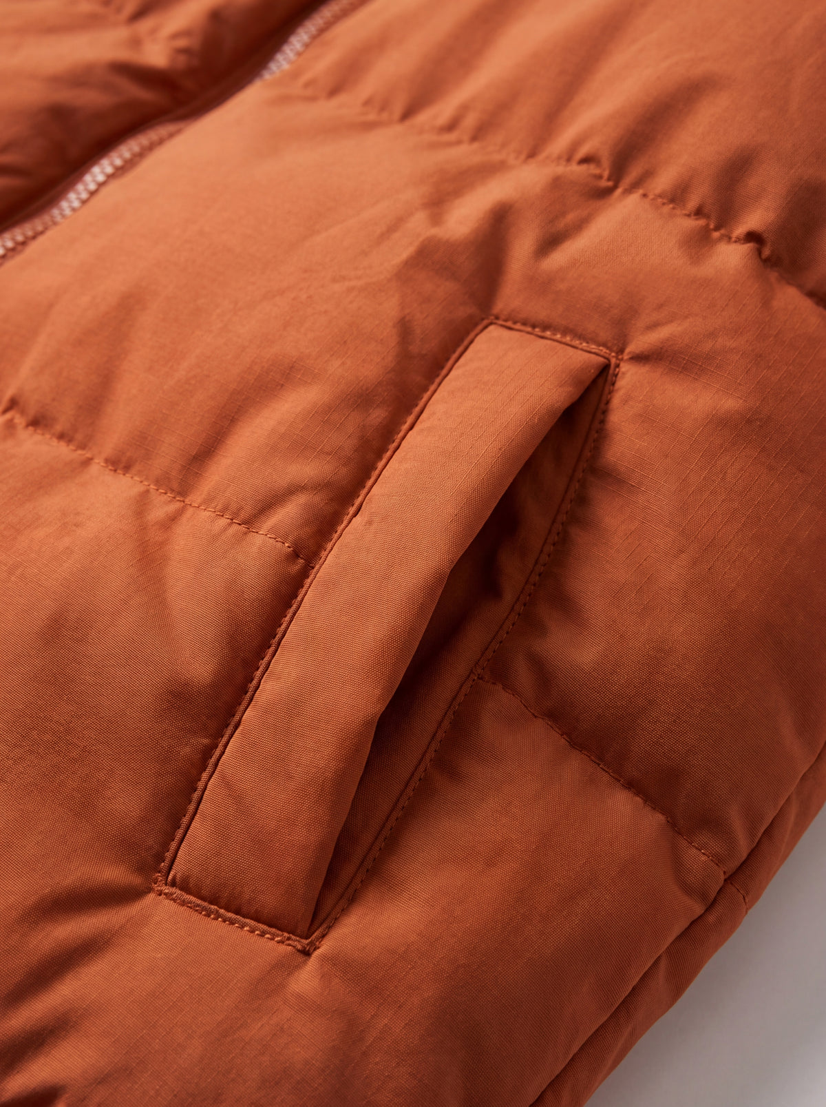 Zoom macro nos bolsos laterais da Jaqueta Puffer FrostLayer Dupla Face Masculina, Roupa da Marca Cordilheira com Boa resistência e acabamento Confiável para frio intenso.