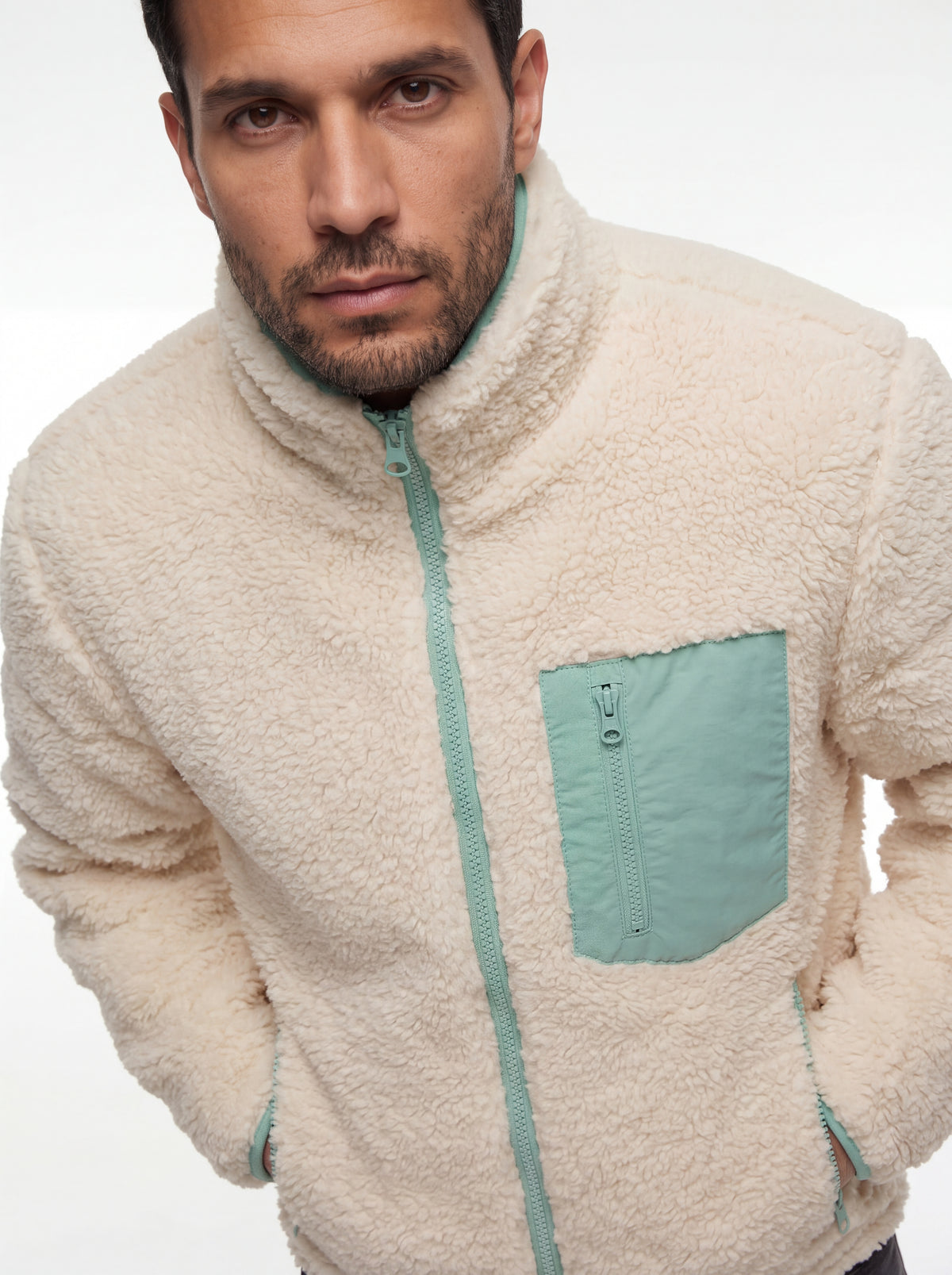 Close-up dos detalhes da Jaqueta Puffer FrostLayer Dupla Face Masculina, Roupa da Marca Cordilheira com Boa construção e proteção Confiável para frio.