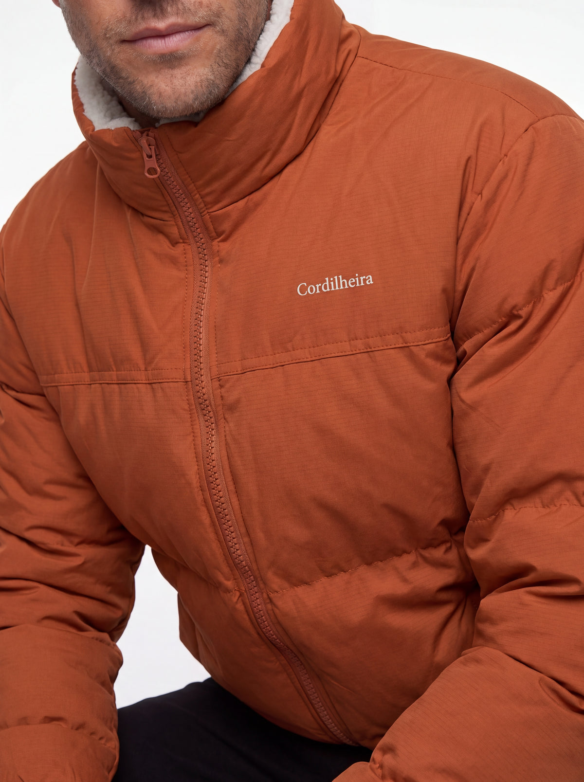 Close-up da gola e detalhes da Jaqueta Puffer FrostLayer Dupla Face Masculina, Roupa da Marca Cordilheira com Boa qualidade e acabamento Confiável.
