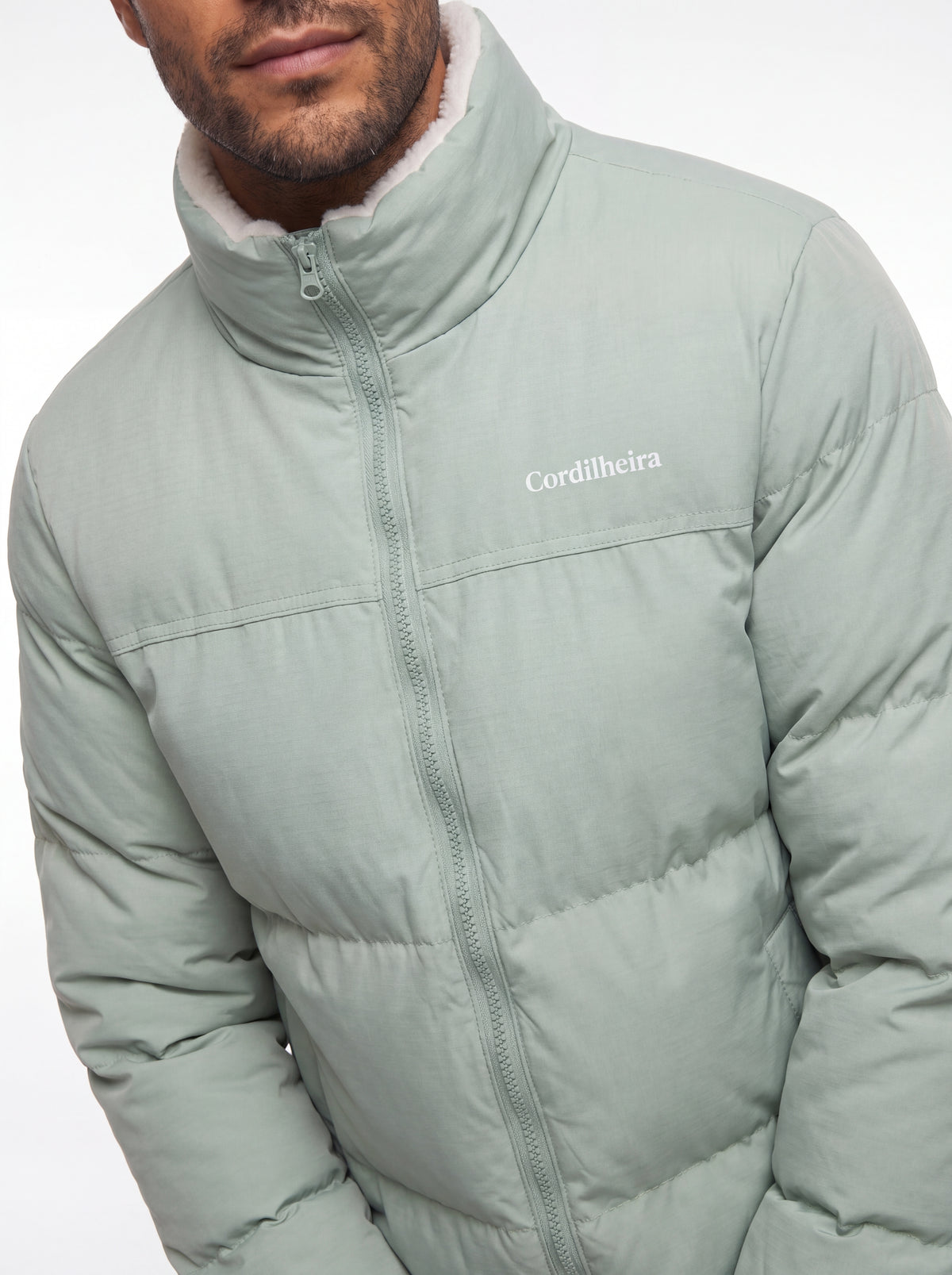 Close-up da gola da Jaqueta Puffer FrostLayer Dupla Face Masculina, Roupa da Marca Cordilheira com Boa proteção e acabamento Confiável para frio intenso.