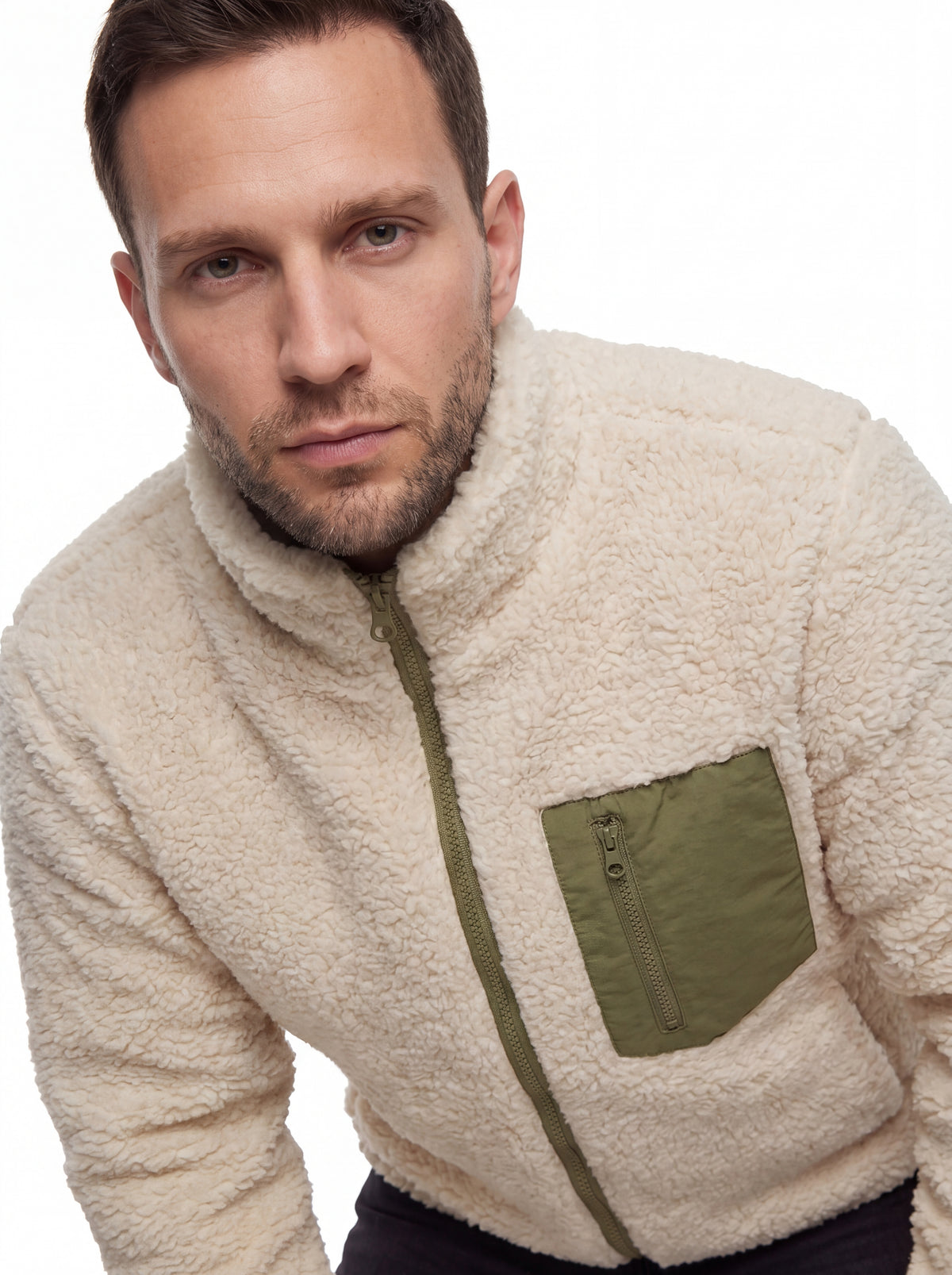 Modelo vestindo Jaqueta Puffer FrostLayer Dupla Face Masculina fechada, Roupa da Marca Cordilheira com Boa resistência e uso Confiável para frio.