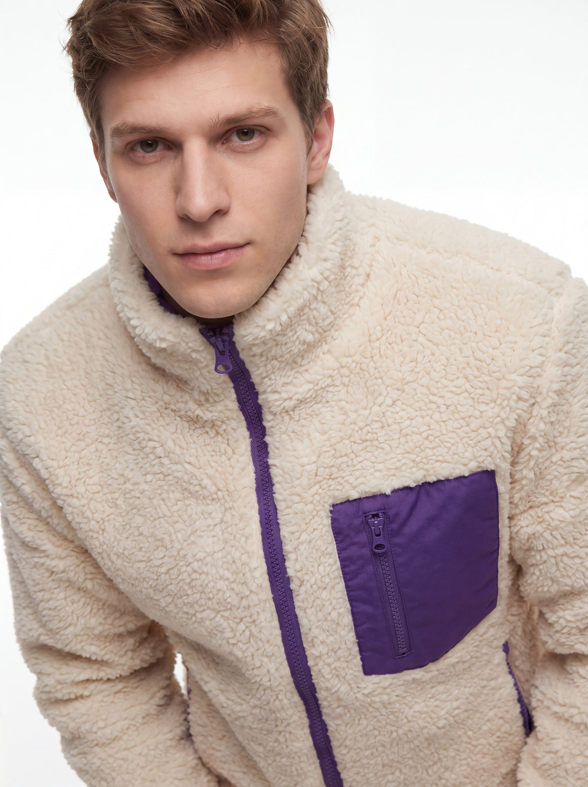 Modelo mostrando a gola fechada da Jaqueta Puffer FrostLayer Dupla Face Masculina, Roupa da Marca Cordilheira com Boa proteção Confiável para frio.