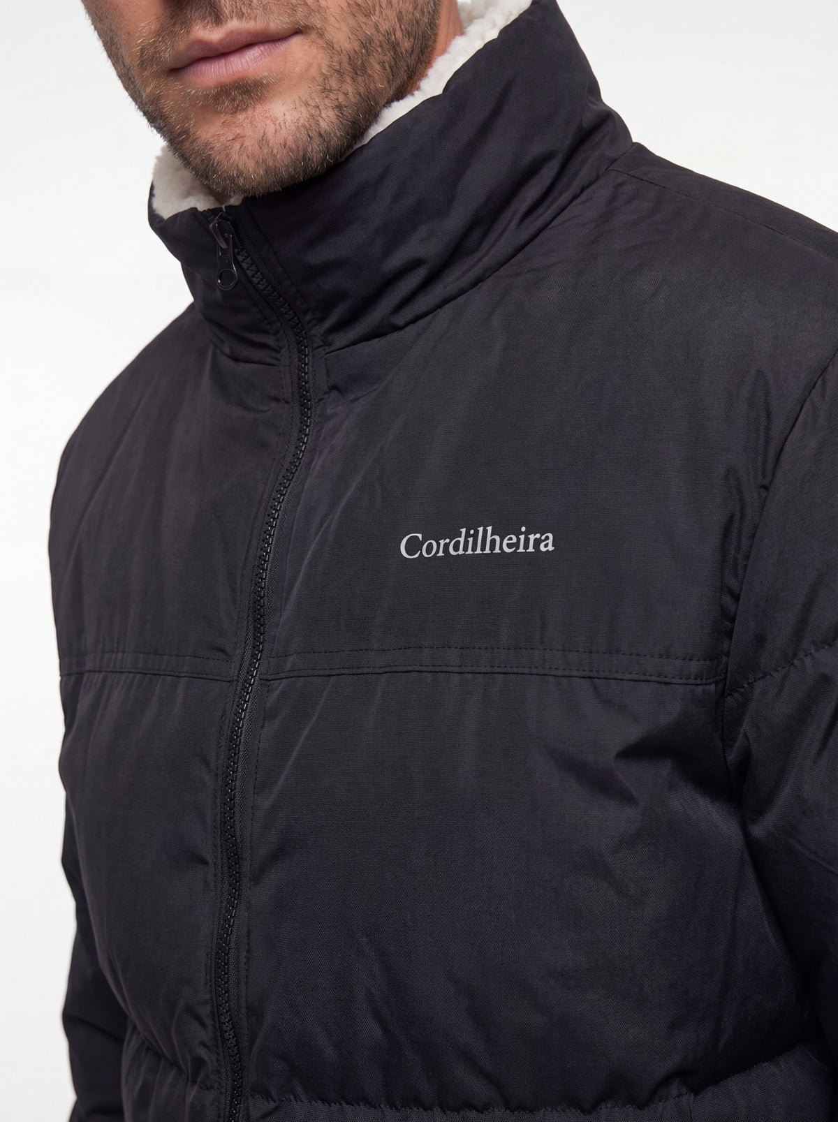Detalhes de gola e logo da Jaqueta Puffer FrostLayer Dupla Face Masculina, Roupa da Marca Cordilheira com Boa qualidade e acabamento Confiável.