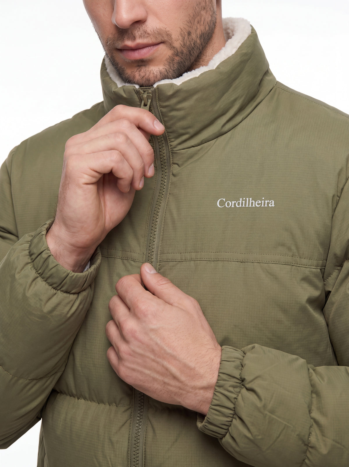 Modelo interagindo com a gola da Jaqueta Puffer FrostLayer Dupla Face Masculina em 4K, Roupa da Marca Cordilheira com Boa proteção Confiável.