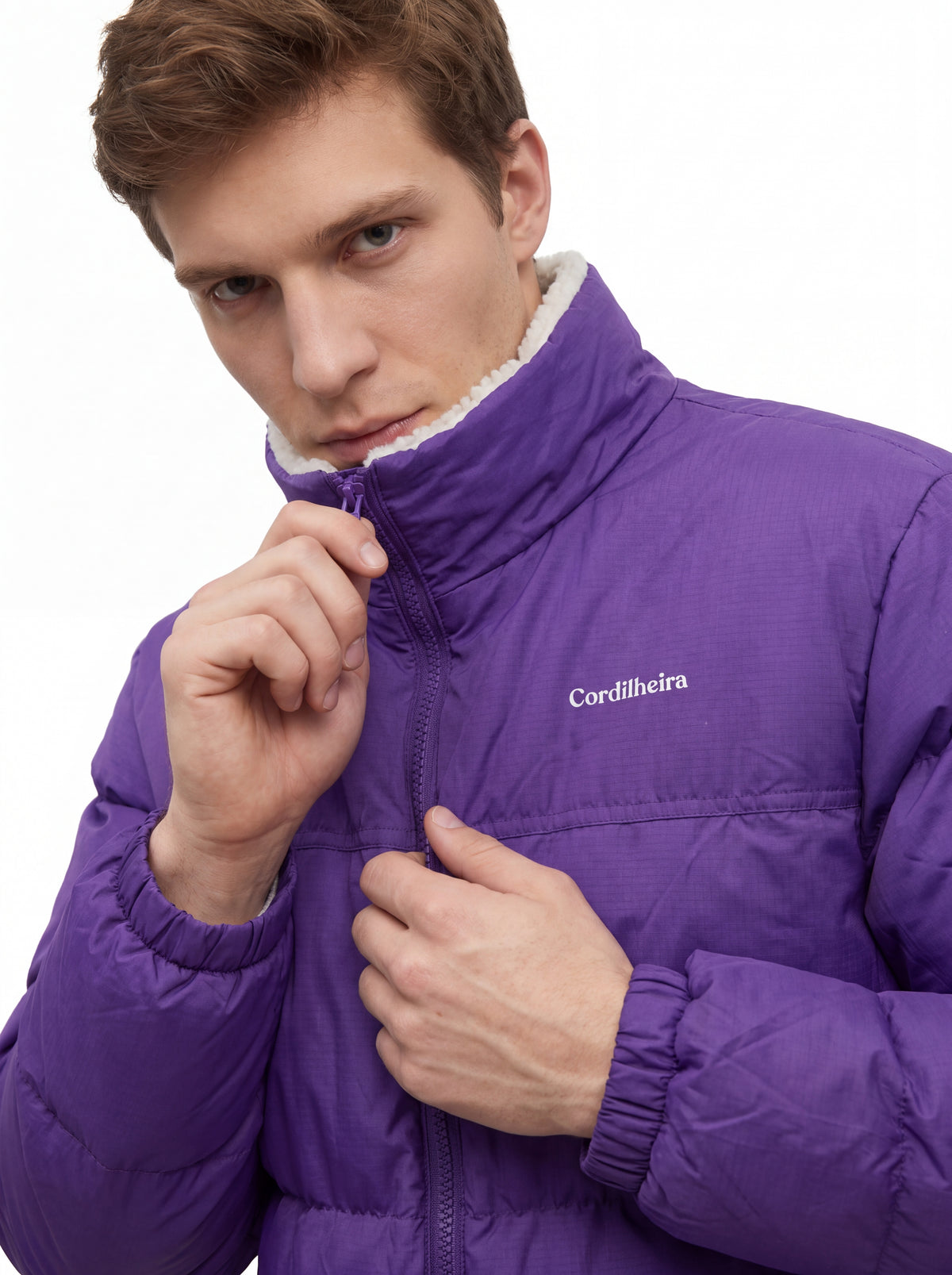 Modelo interagindo com a gola da Jaqueta Puffer FrostLayer Dupla Face Masculina, Roupa da Marca Cordilheira com Boa resistência e proteção Confiável.