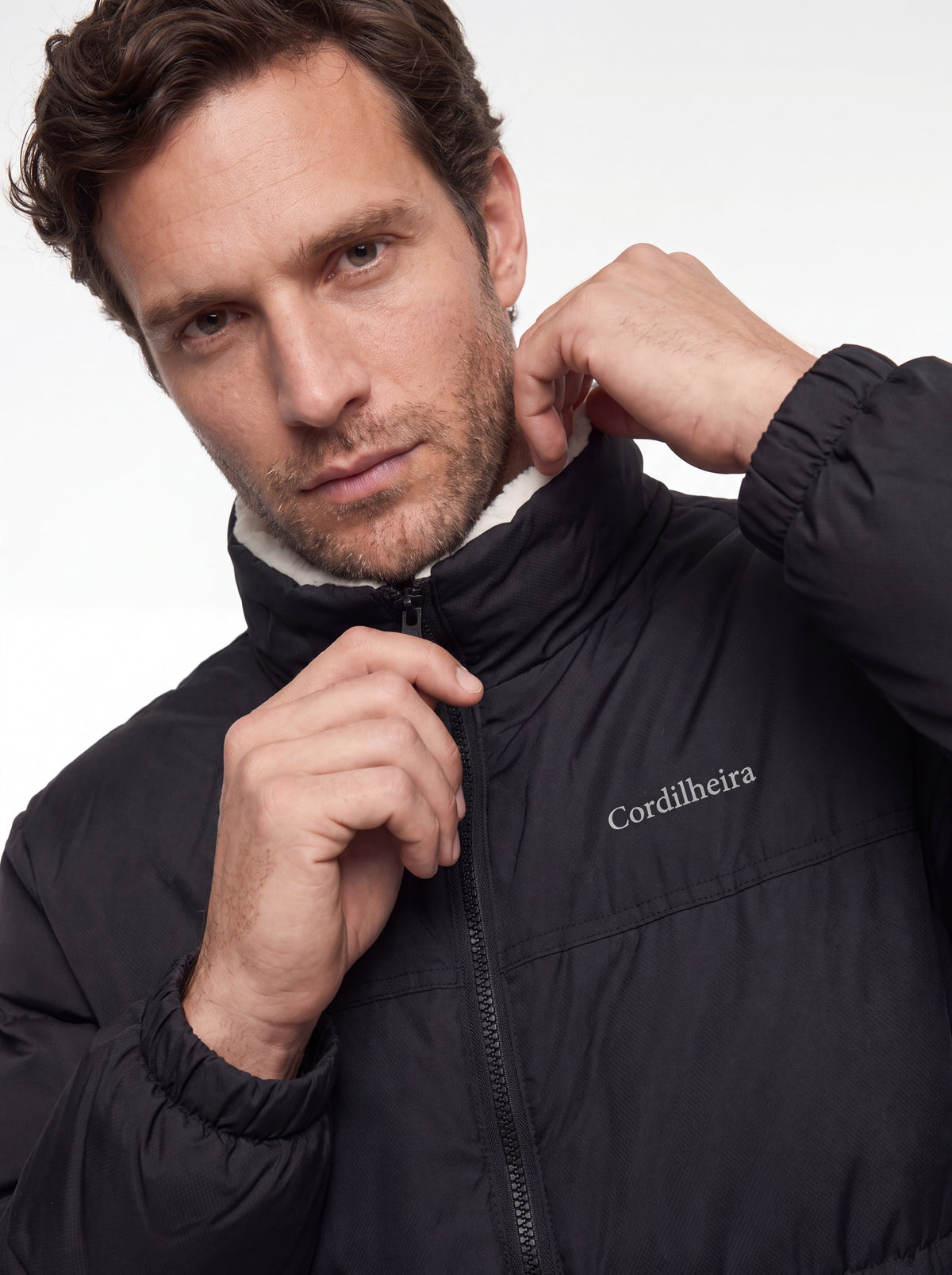 Modelo interagindo com a Jaqueta Puffer FrostLayer Dupla Face Masculina, Roupa da Marca Cordilheira com Boa funcionalidade e conforto Confiável.