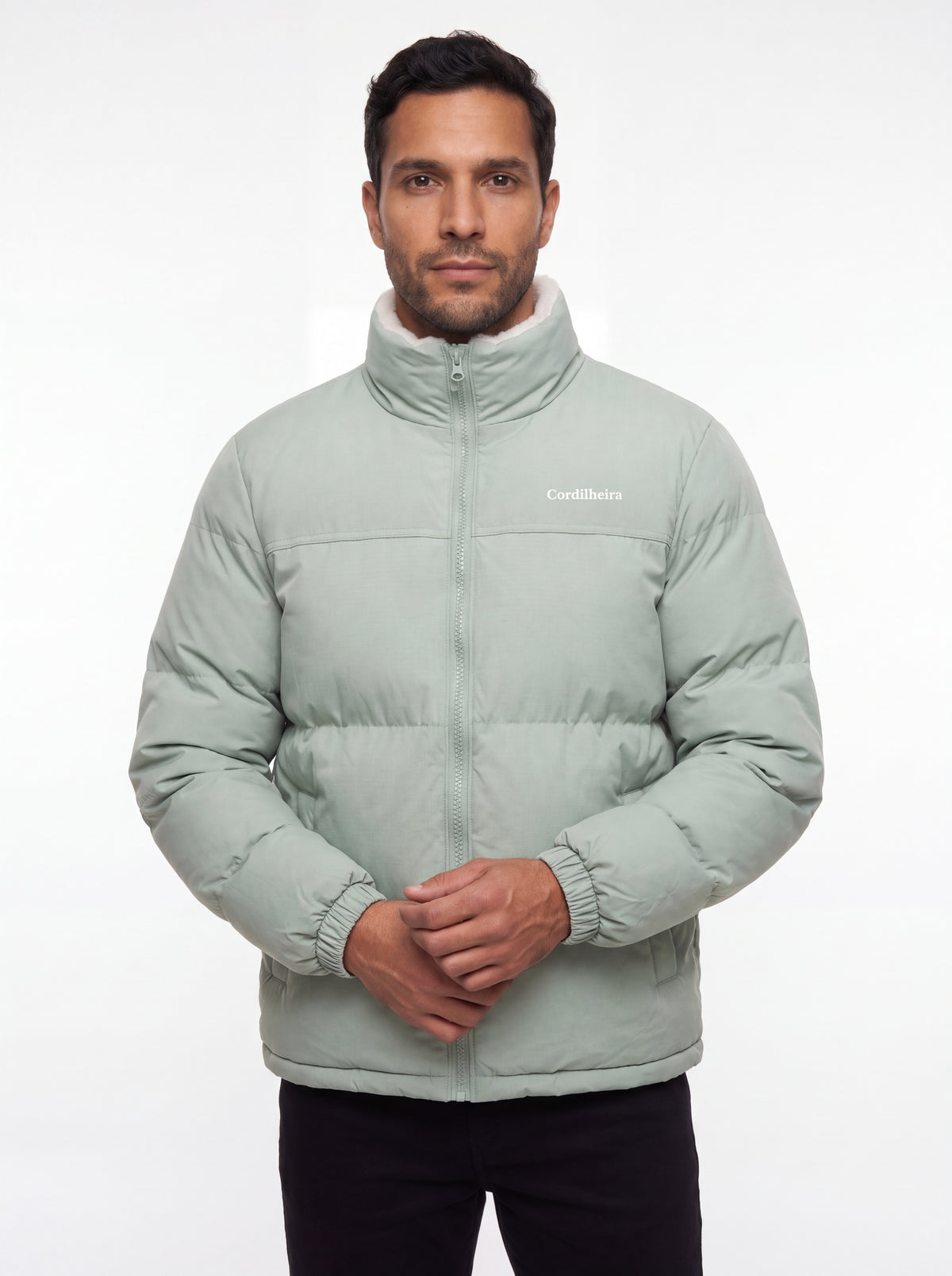 Modelo vestindo Jaqueta Puffer FrostLayer Dupla Face Masculina fechada, Roupa da Marca Cordilheira com Boa qualidade e conforto Confiável para frio.