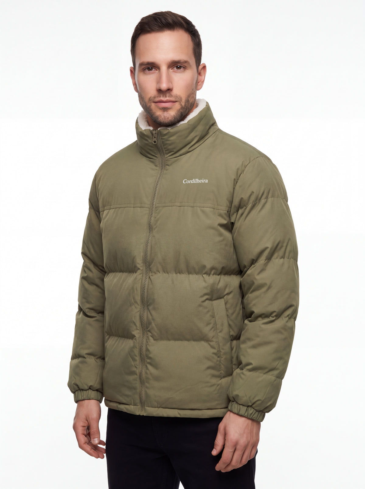 Modelo vestindo Jaqueta Puffer FrostLayer Dupla Face Masculina, Roupa da Marca Cordilheira com Boa resistência e conforto Confiável para frio.