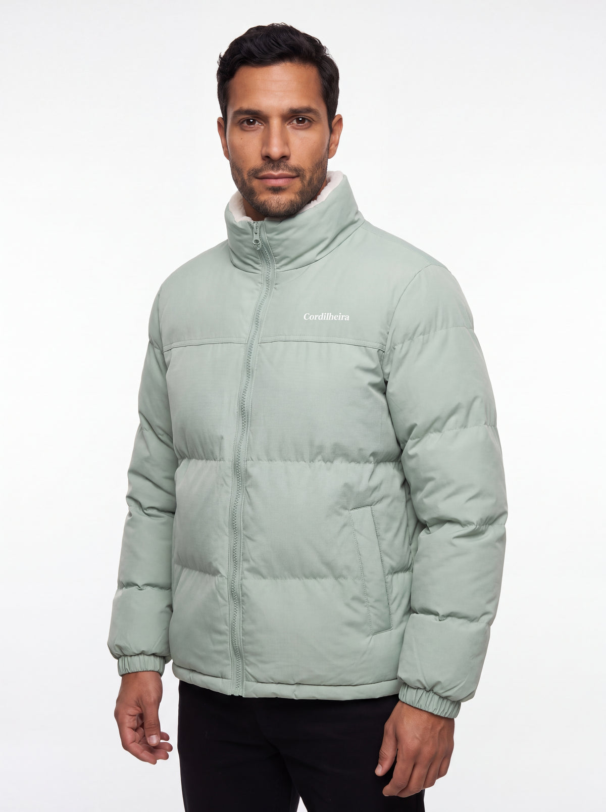 Modelo vestindo Jaqueta Puffer FrostLayer Dupla Face Masculina, Roupa da Marca Cordilheira com Boa resistência e uso Confiável para inverno.