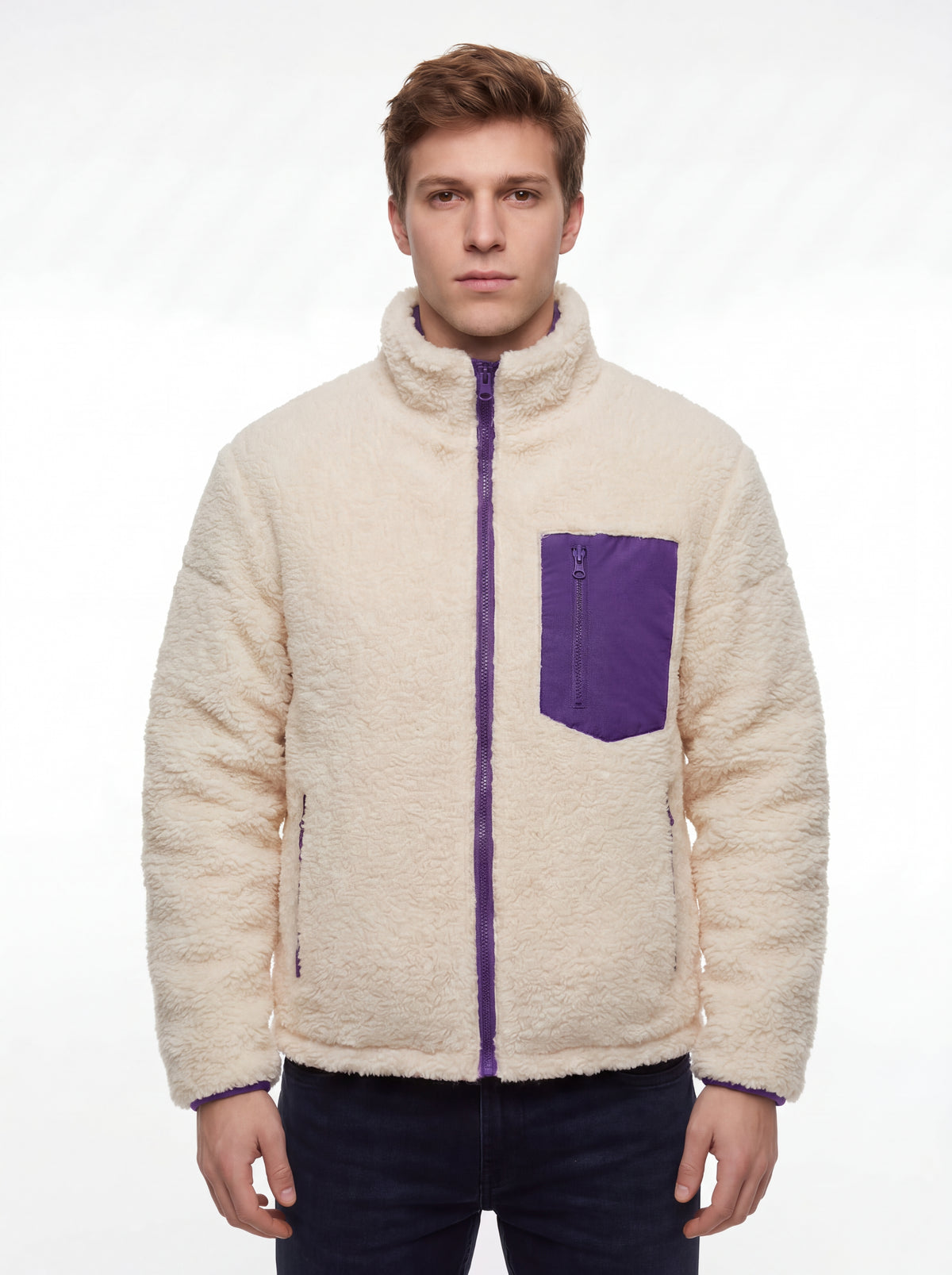 Modelo em pose frontal com Jaqueta Puffer FrostLayer Dupla Face Masculina, Roupa da Marca Cordilheira com Boa qualidade e proteção Confiável para inverno.