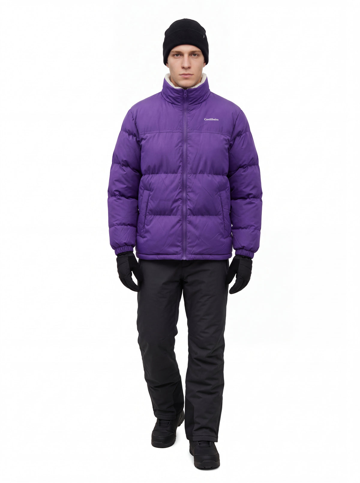 Modelo usando Jaqueta Puffer FrostLayer Dupla Face Masculina em proposta snow jacket, Roupa da Marca Cordilheira com Boa resistência Confiável para frio intenso.