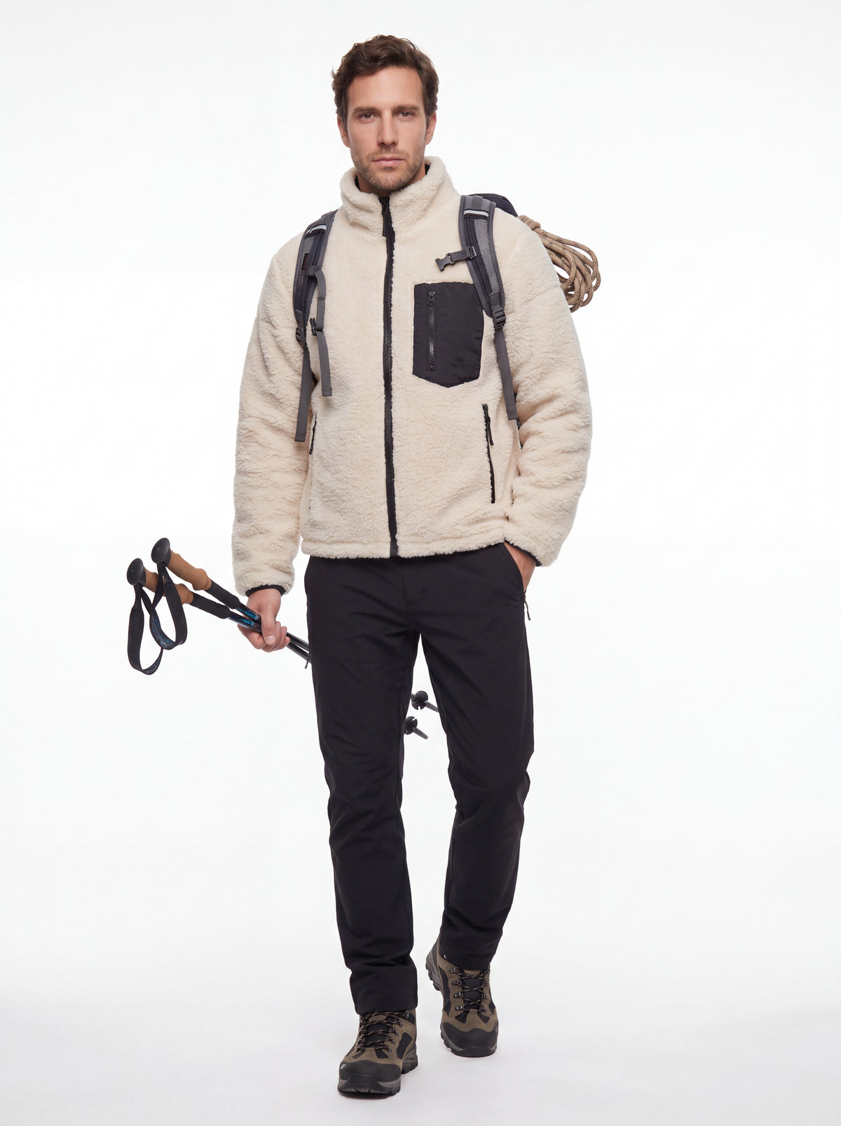 Modelo posando com Jaqueta Puffer FrostLayer Dupla Face Masculina em proposta trekking, Roupa da Marca Cordilheira com Boa resistência Confiável para frio.