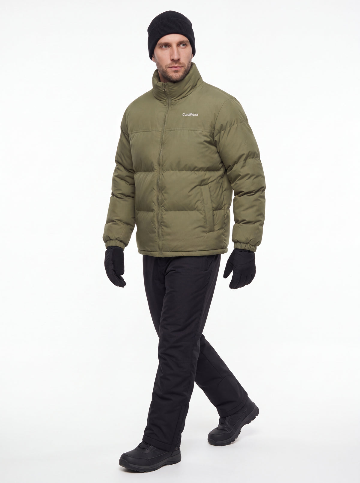 Modelo usando Jaqueta Puffer FrostLayer Dupla Face Masculina em proposta winter jacket, Roupa da Marca Cordilheira com Boa proteção Confiável para frio intenso.