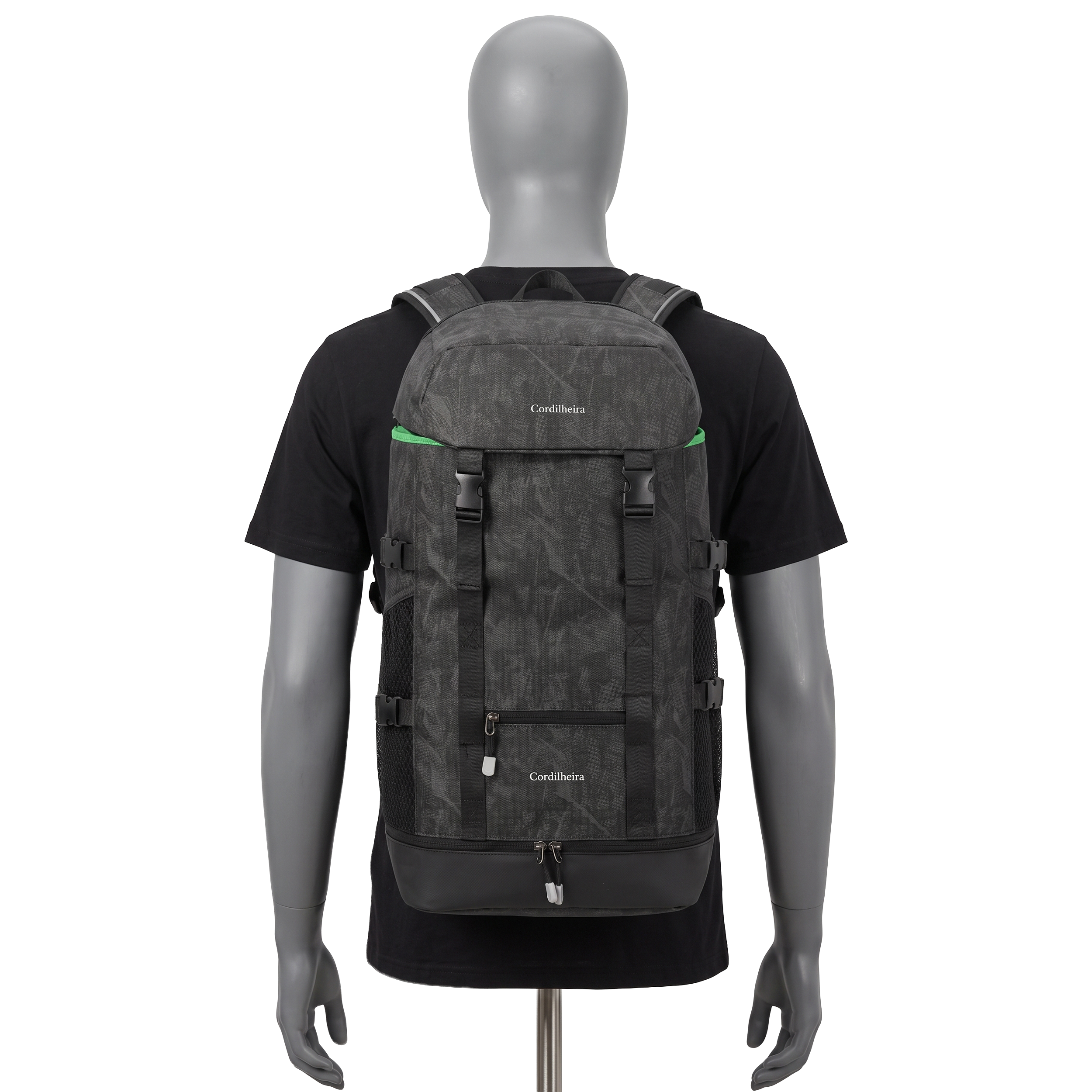 Bolsa preta transversal da Marca Cordilheira, uma Roupa e acessório outdoor de Boa resistência e uso Confiável para viagem, trilha e rotina.