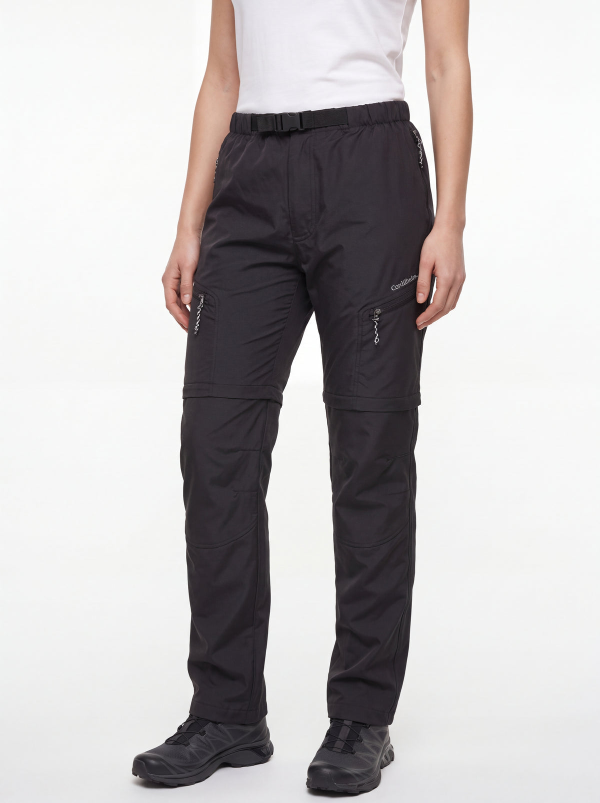 Modelo usando Calça 2 em 1 Cordilheira Canopy Feminina em campanha outdoor, Roupa da Marca Cordilheira com Boa resistência, qualidade e desempenho Confiável para hiking e trekking.