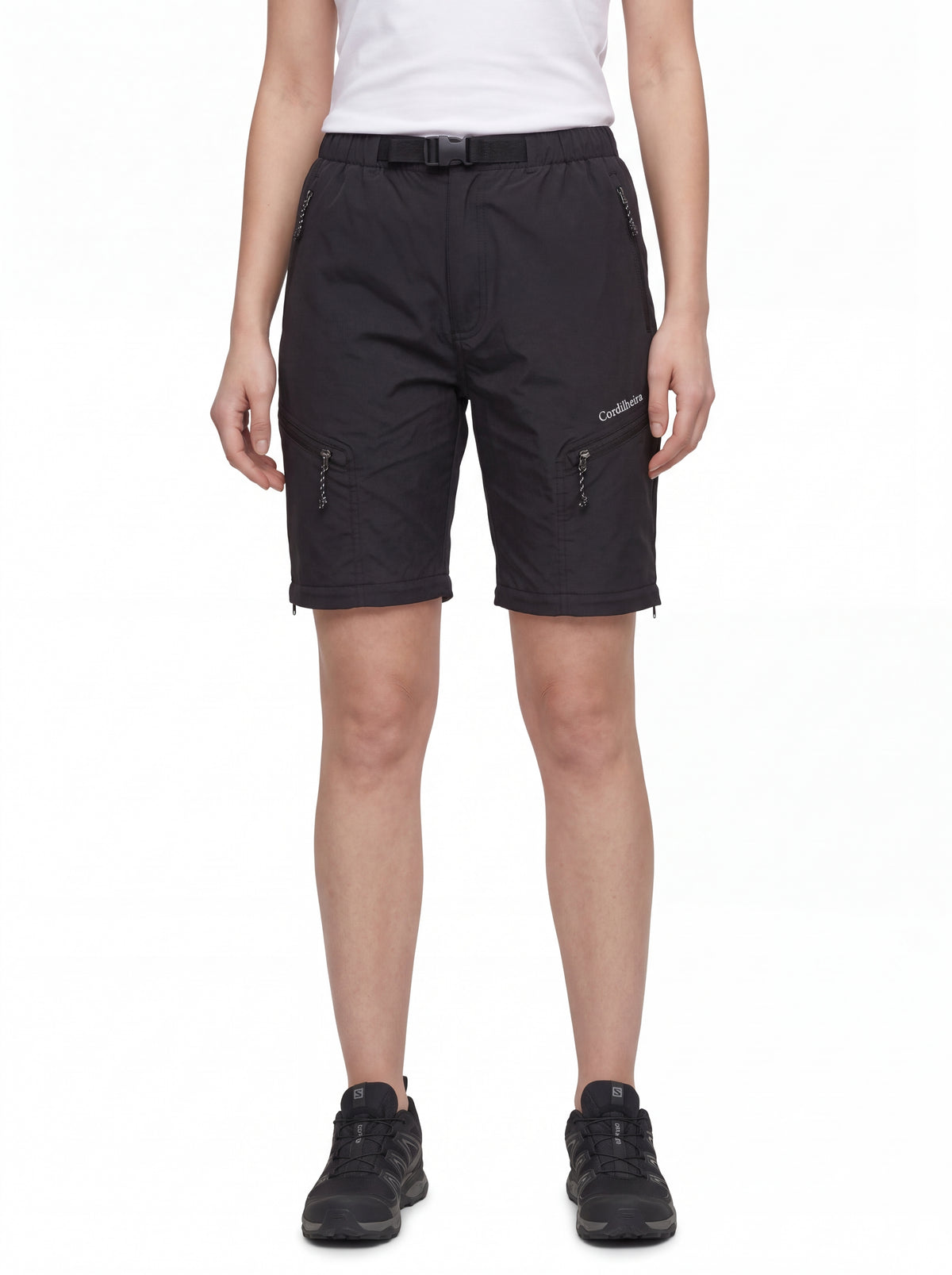Detalhes da Calça 2 em 1 Cordilheira Canopy Feminina em pose de produto, Roupa da Marca Cordilheira com Boa qualidade, resistência e modelagem Confiável para trekking e trilhas.
